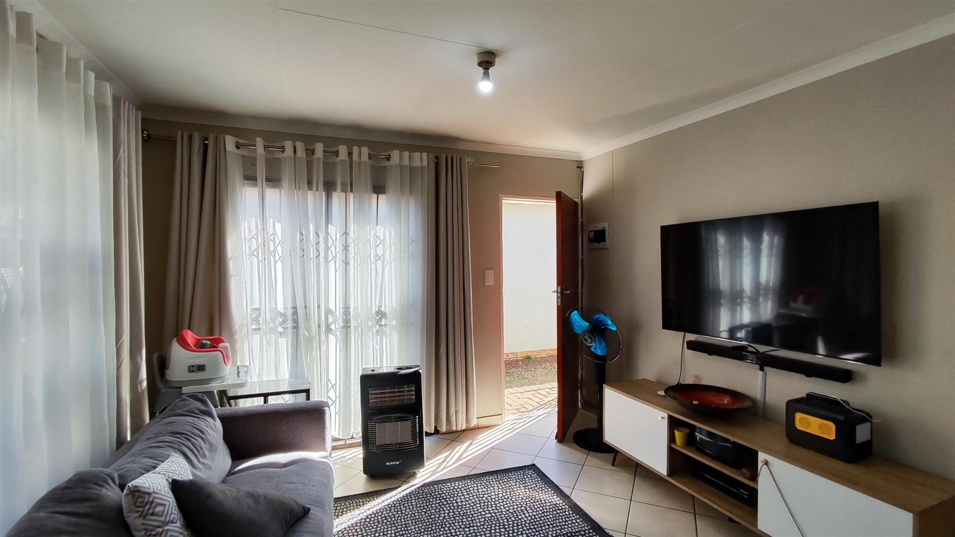 Lounges - 16 square meters of property in Alliance