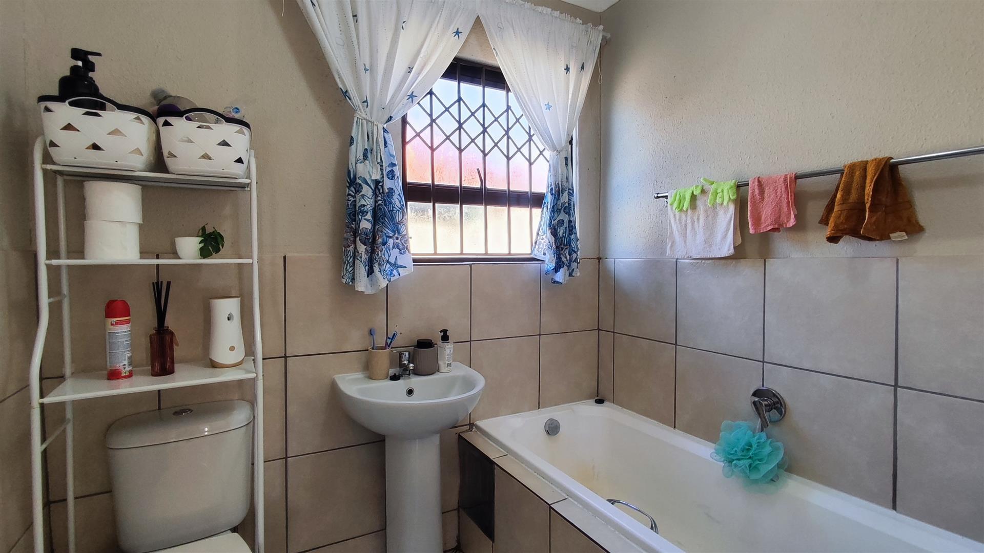 Bathroom 1 - 5 square meters of property in Alliance