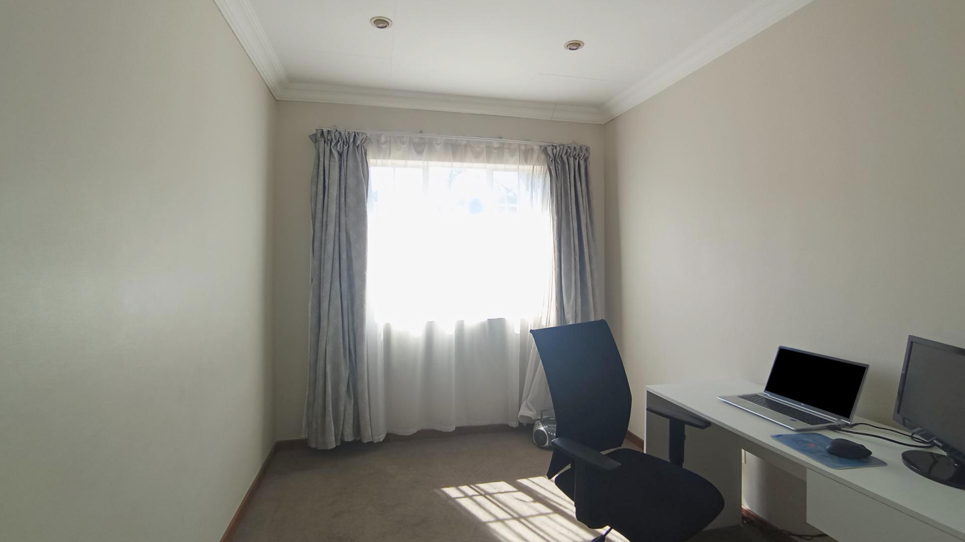 Bed Room 2 - 12 square meters of property in Lyttelton