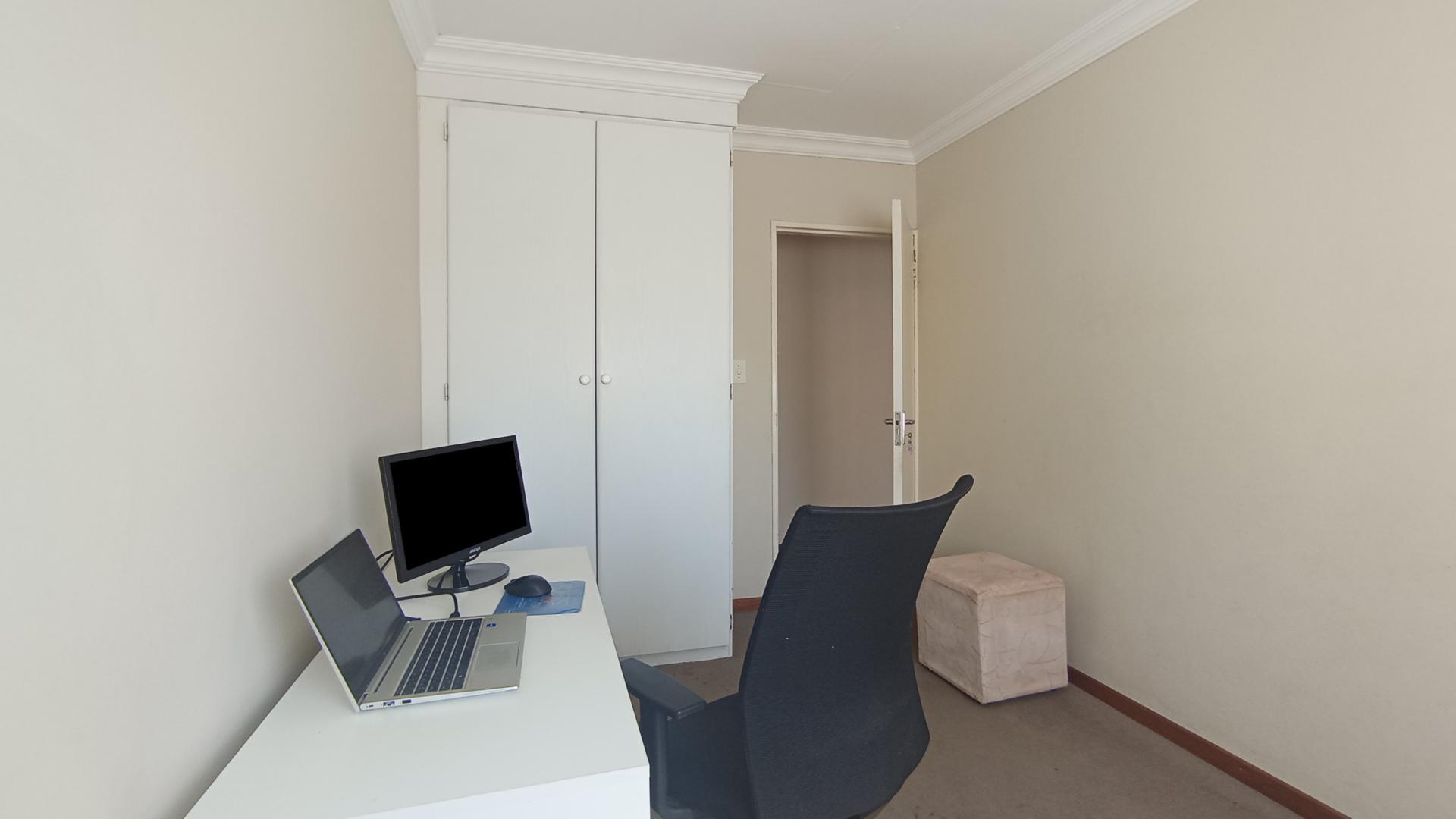 Bed Room 2 - 12 square meters of property in Lyttelton