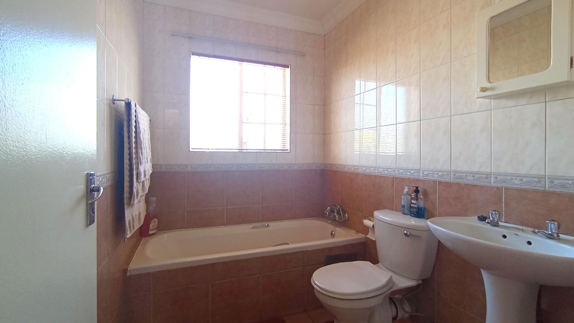 Bathroom 1 - 5 square meters of property in Lyttelton