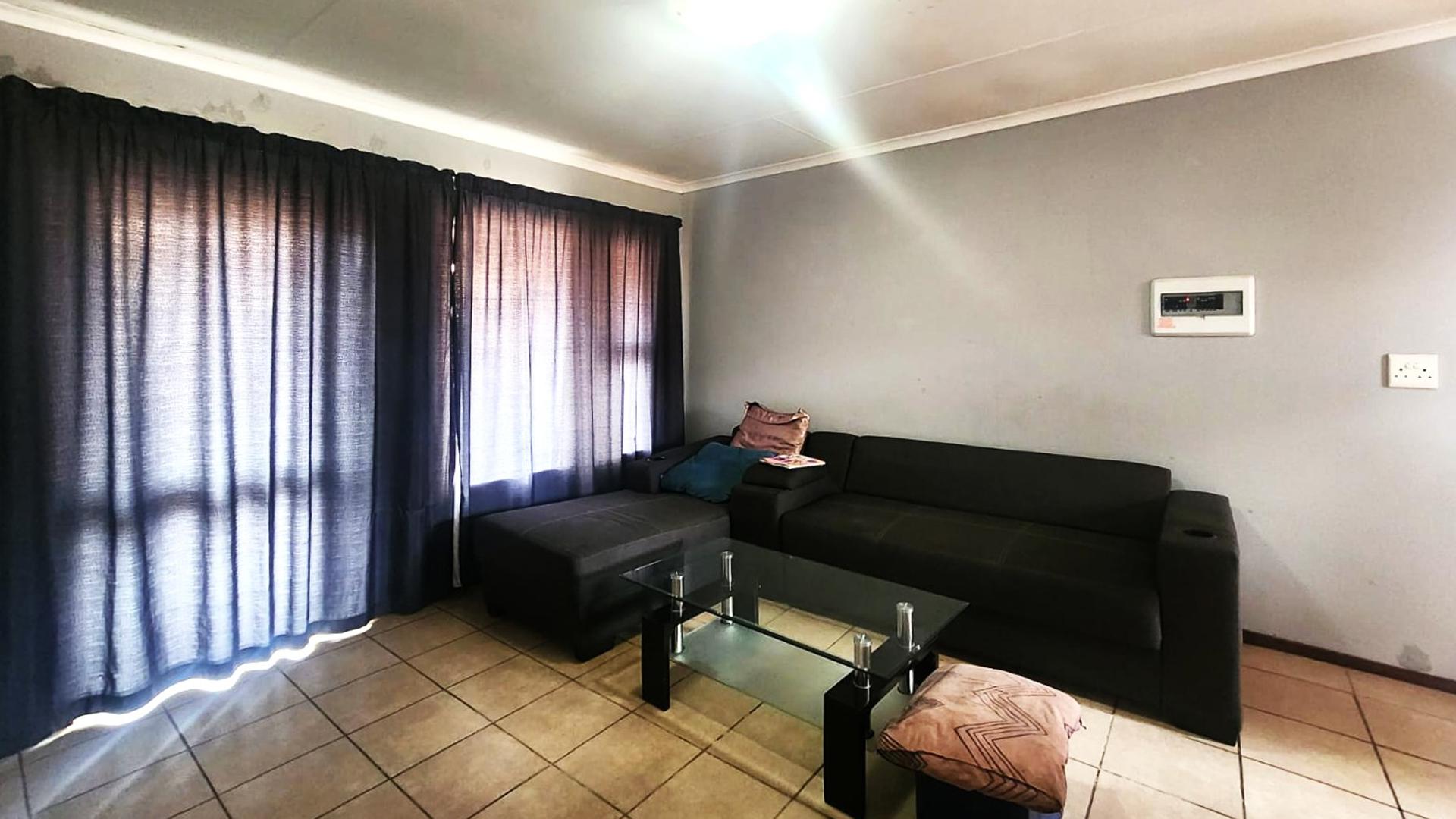 Lounges of property in Lephalale (Ellisras)