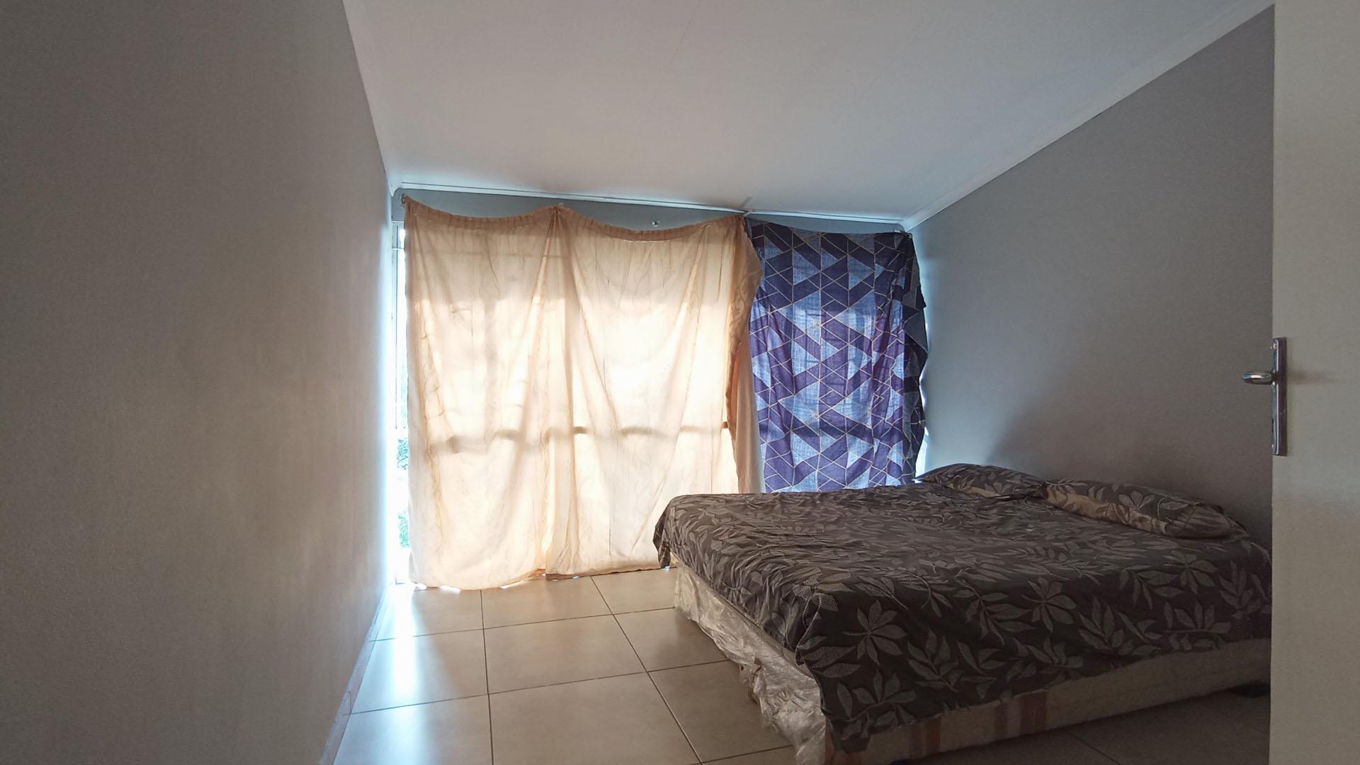 Bed Room 1 - 16 square meters of property in Meyerspark