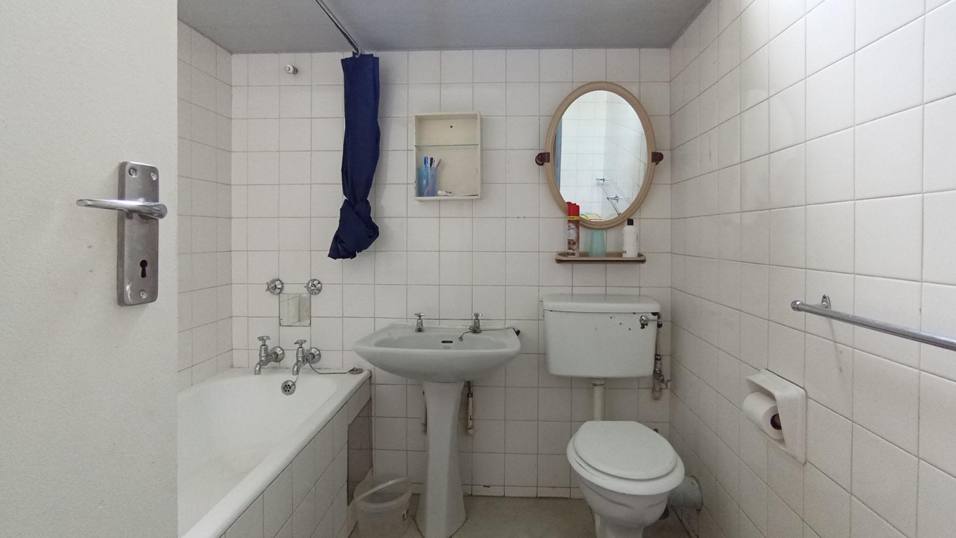 Bathroom 1 - 5 square meters of property in Meyerspark