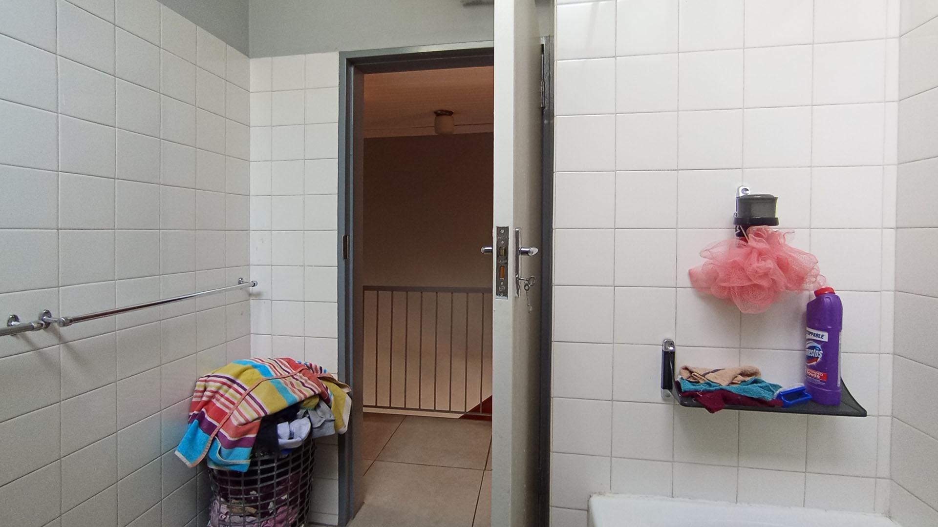 Bathroom 1 - 5 square meters of property in Meyerspark