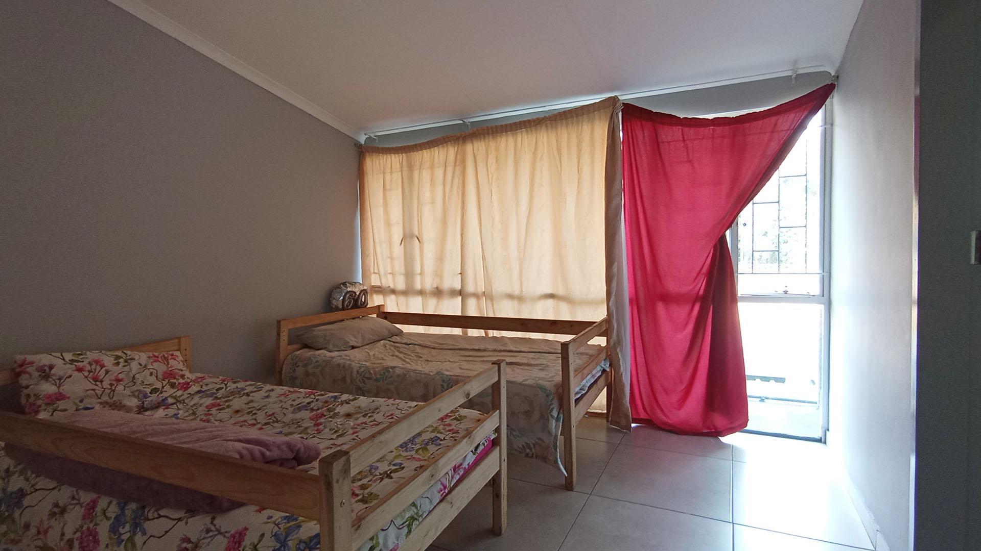 Bed Room 2 - 16 square meters of property in Meyerspark