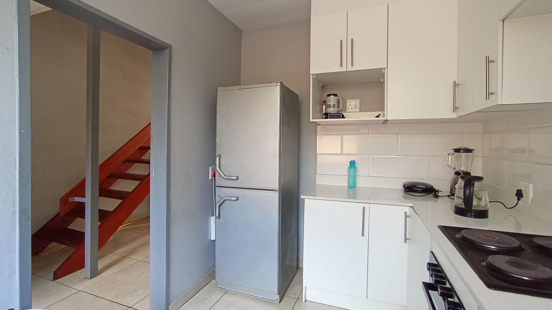 Kitchen - 8 square meters of property in Meyerspark