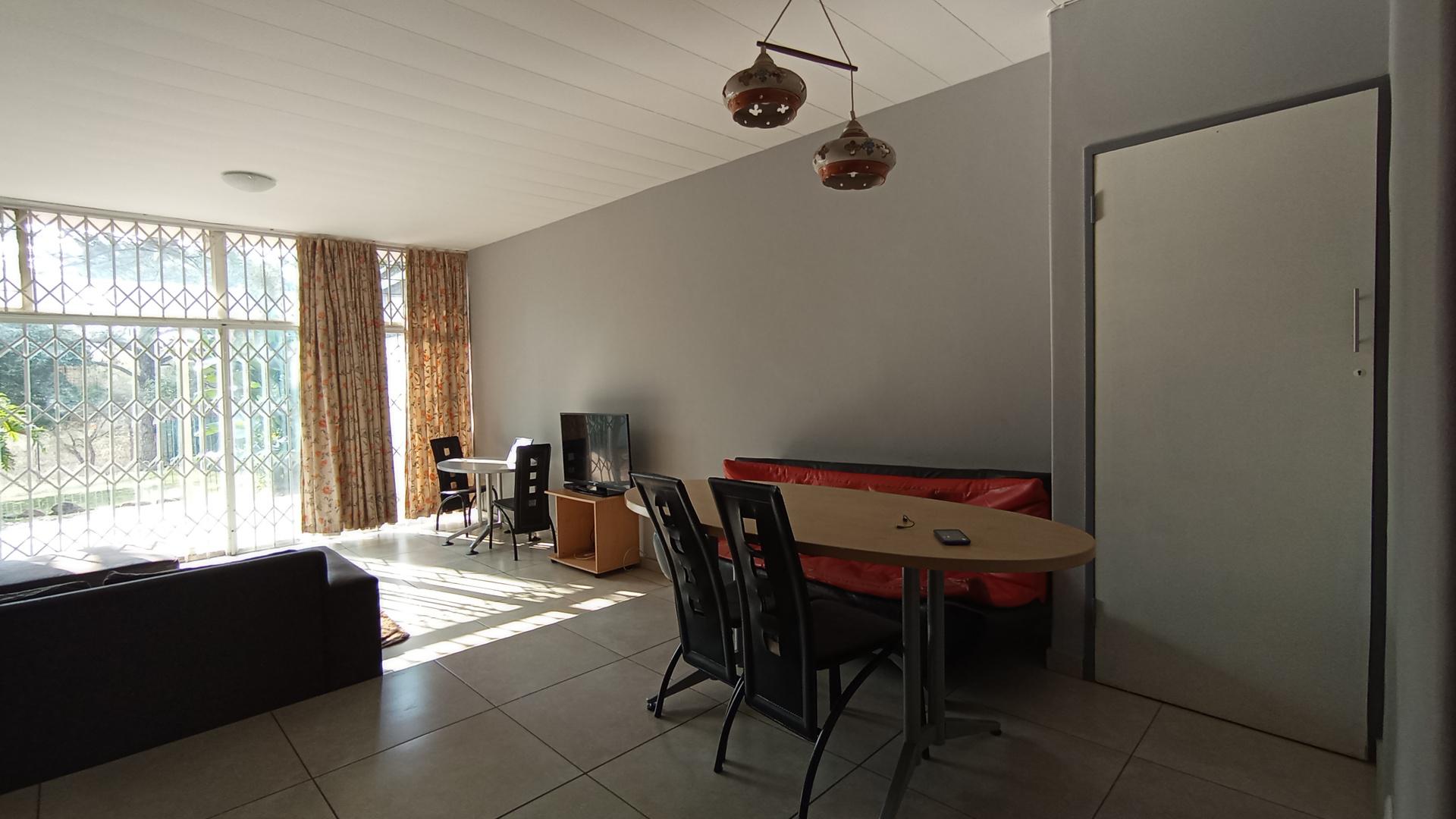 Lounges - 21 square meters of property in Meyerspark