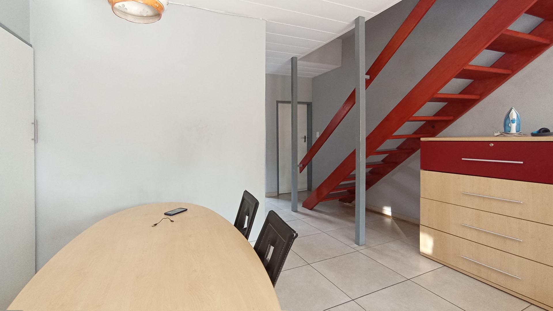 Lounges - 21 square meters of property in Meyerspark