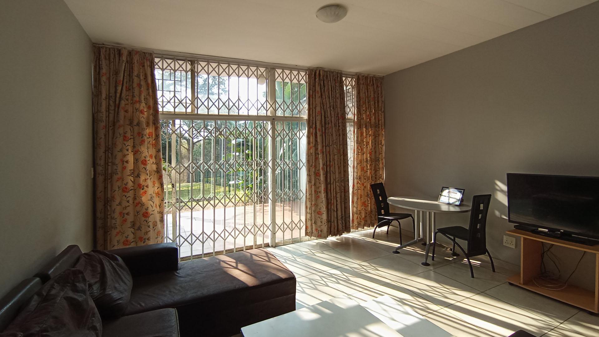 Lounges - 21 square meters of property in Meyerspark