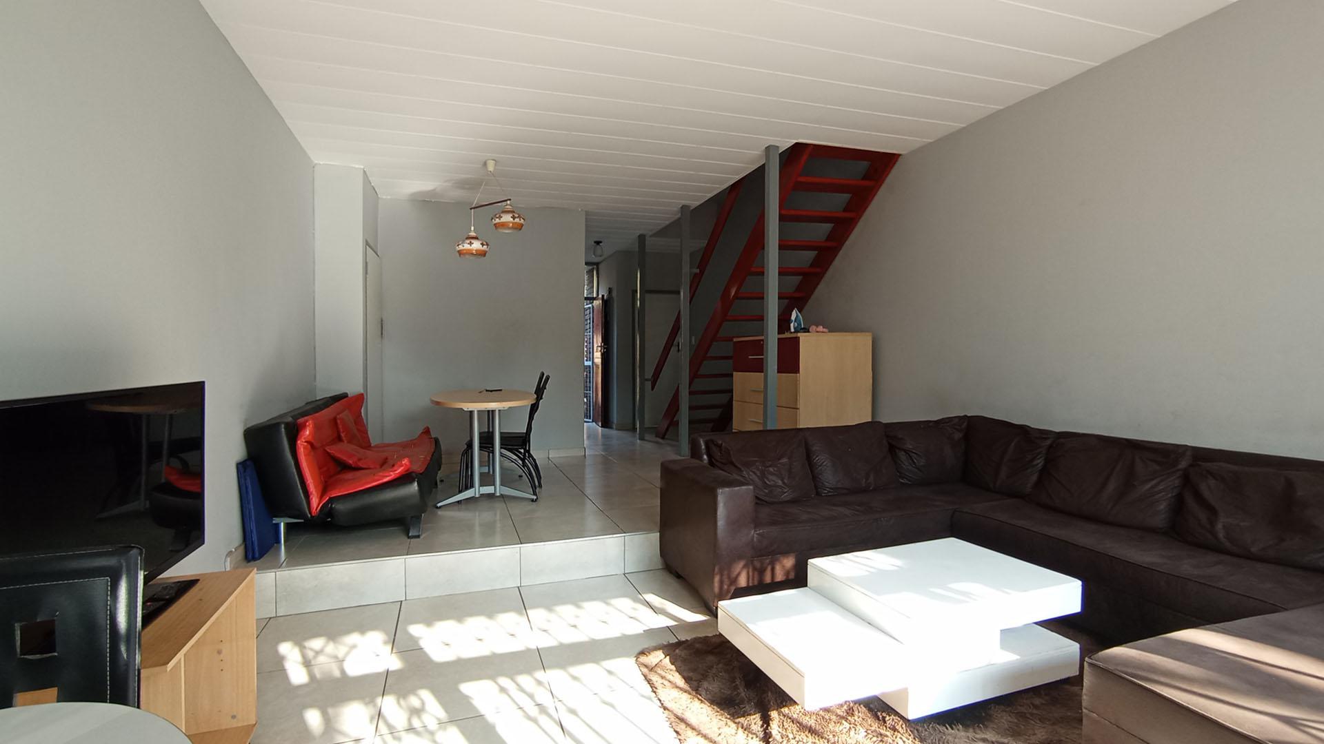 Lounges - 21 square meters of property in Meyerspark
