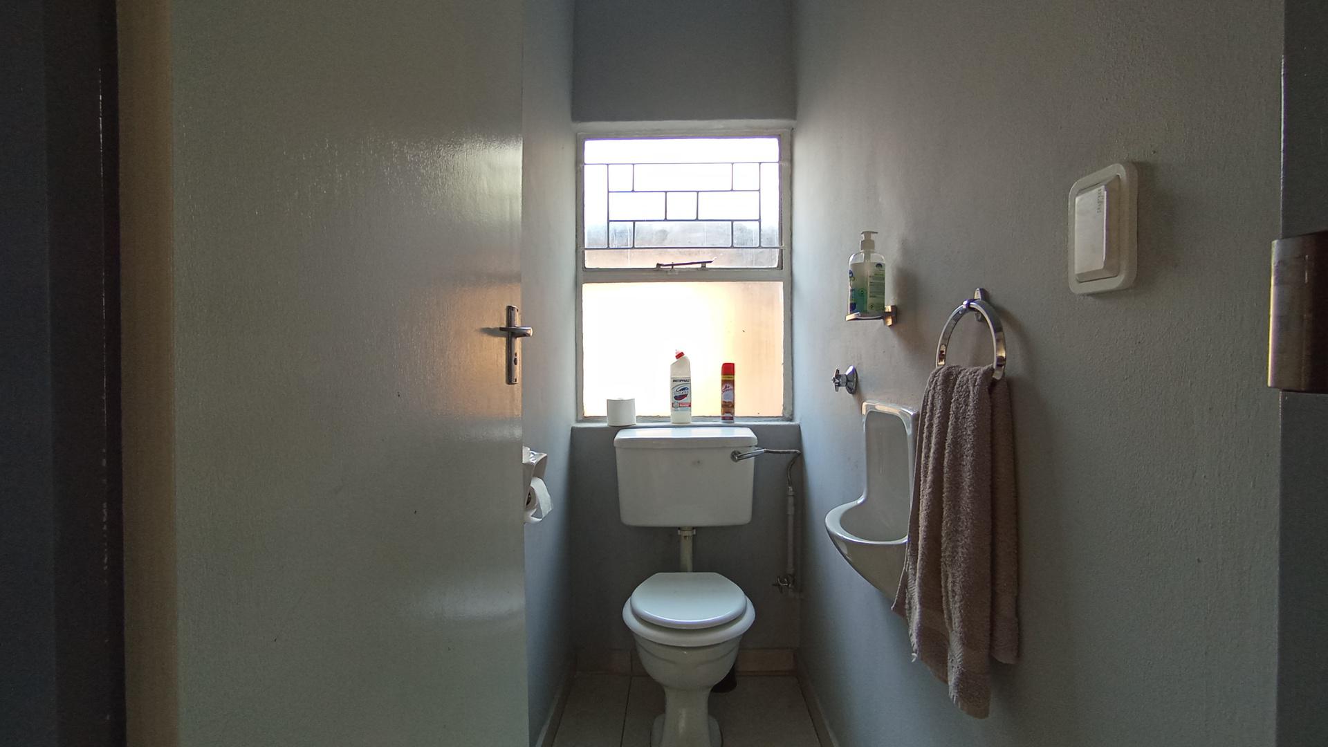 Guest Toilet - 2 square meters of property in Meyerspark