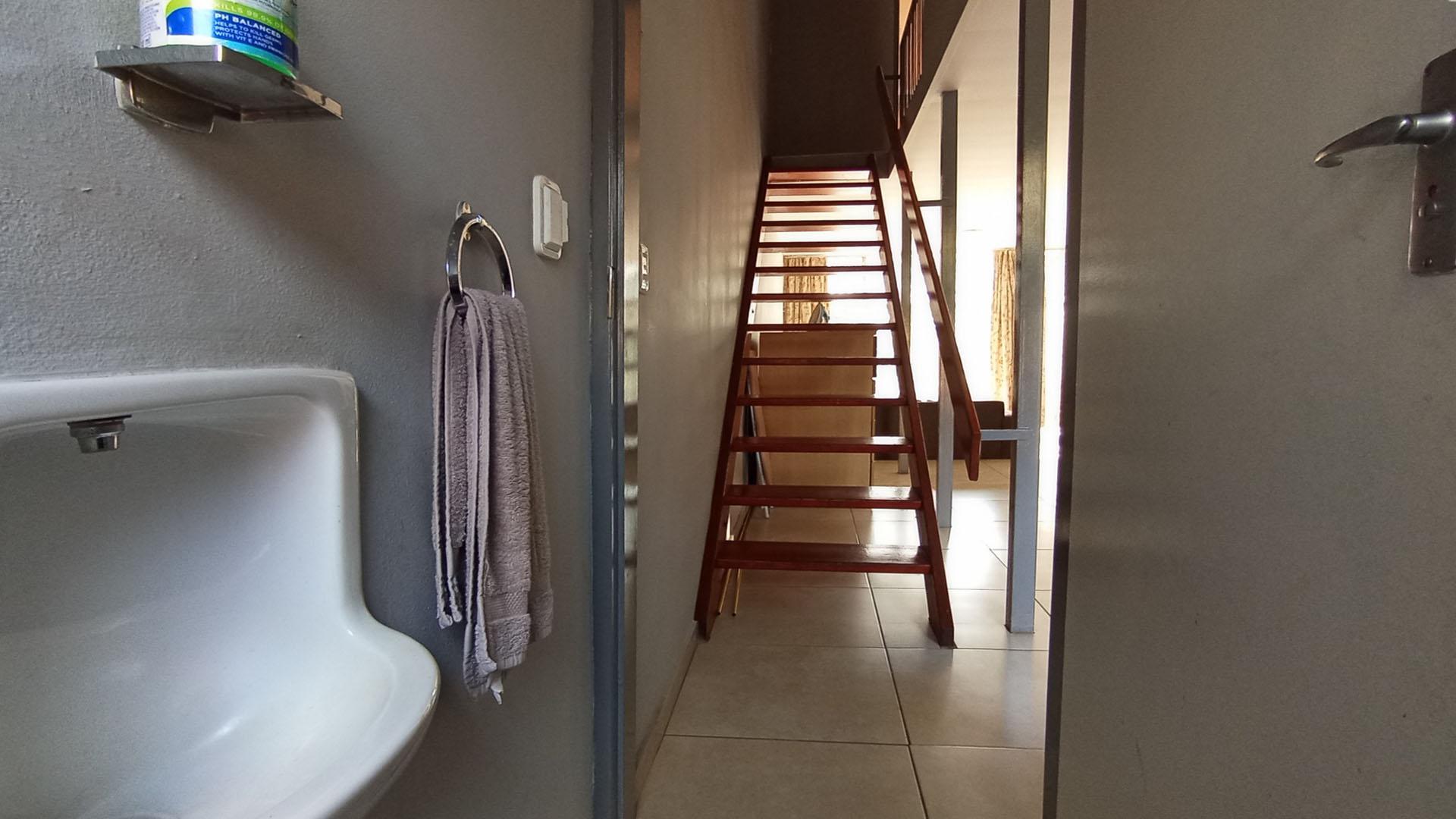 Guest Toilet - 2 square meters of property in Meyerspark