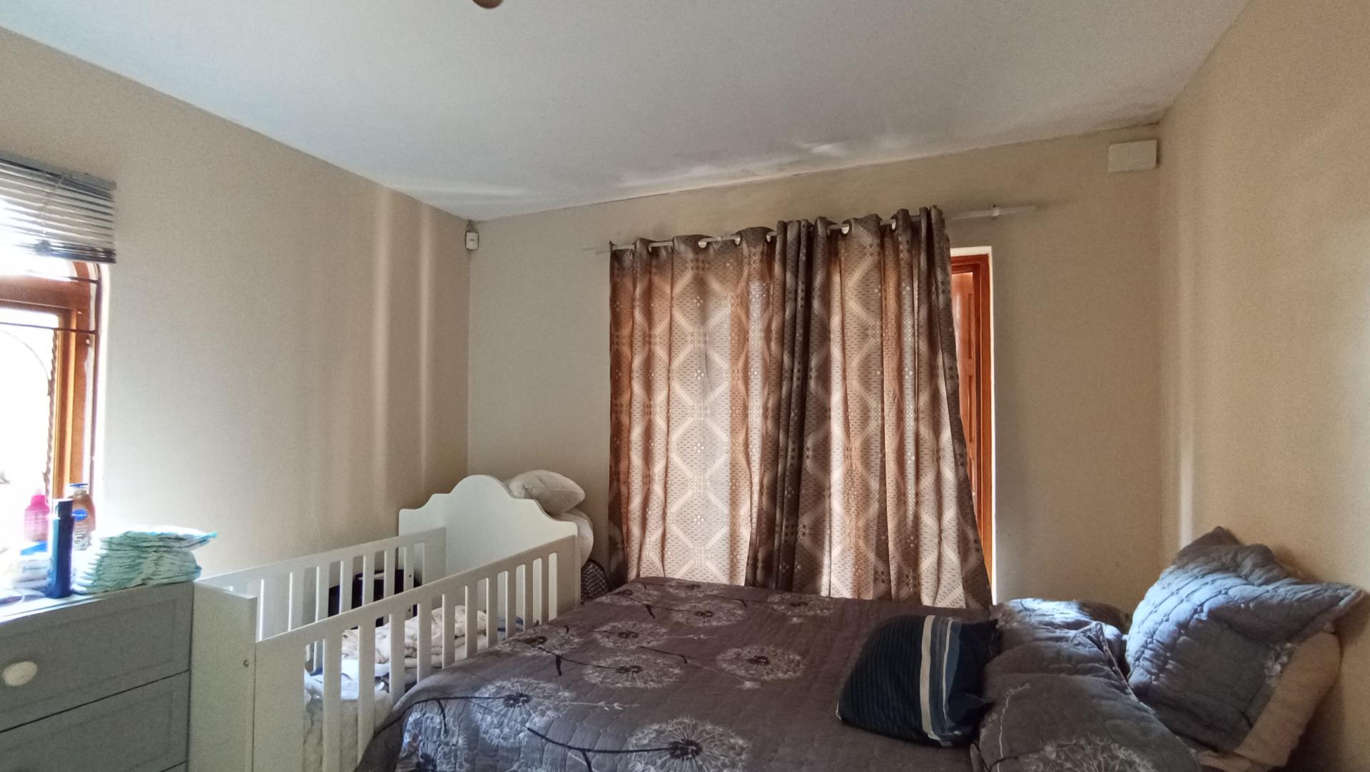 Bed Room 1 - 14 square meters of property in Windsor