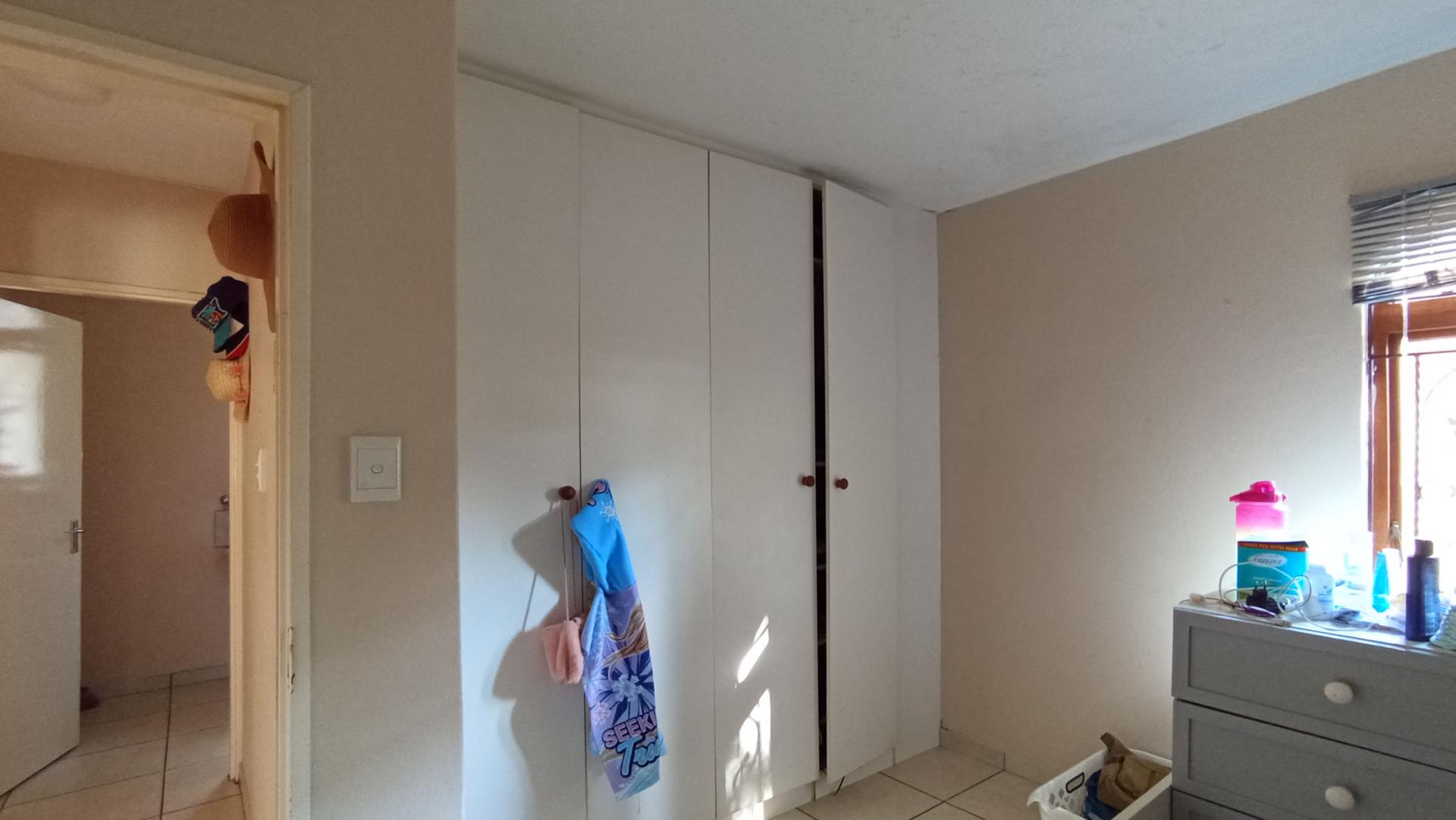 Bed Room 1 - 14 square meters of property in Windsor