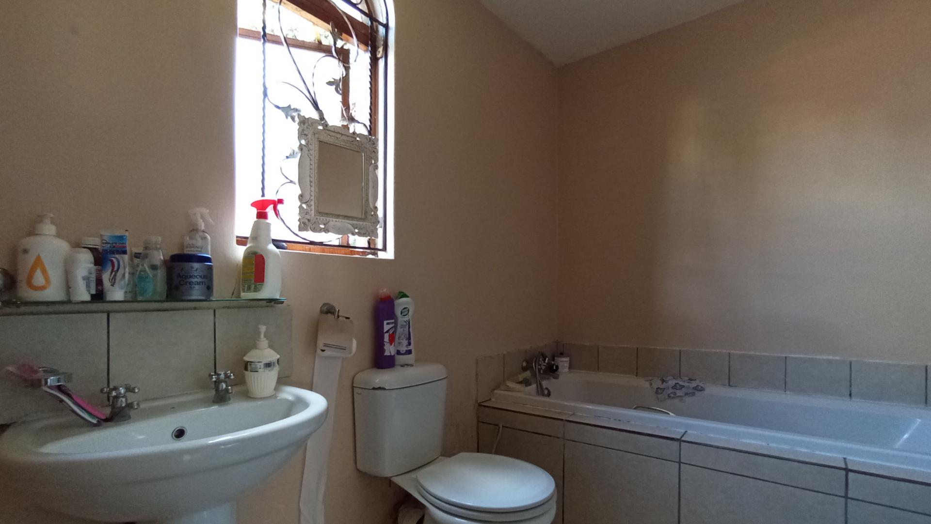 Bathroom 1 - 8 square meters of property in Windsor