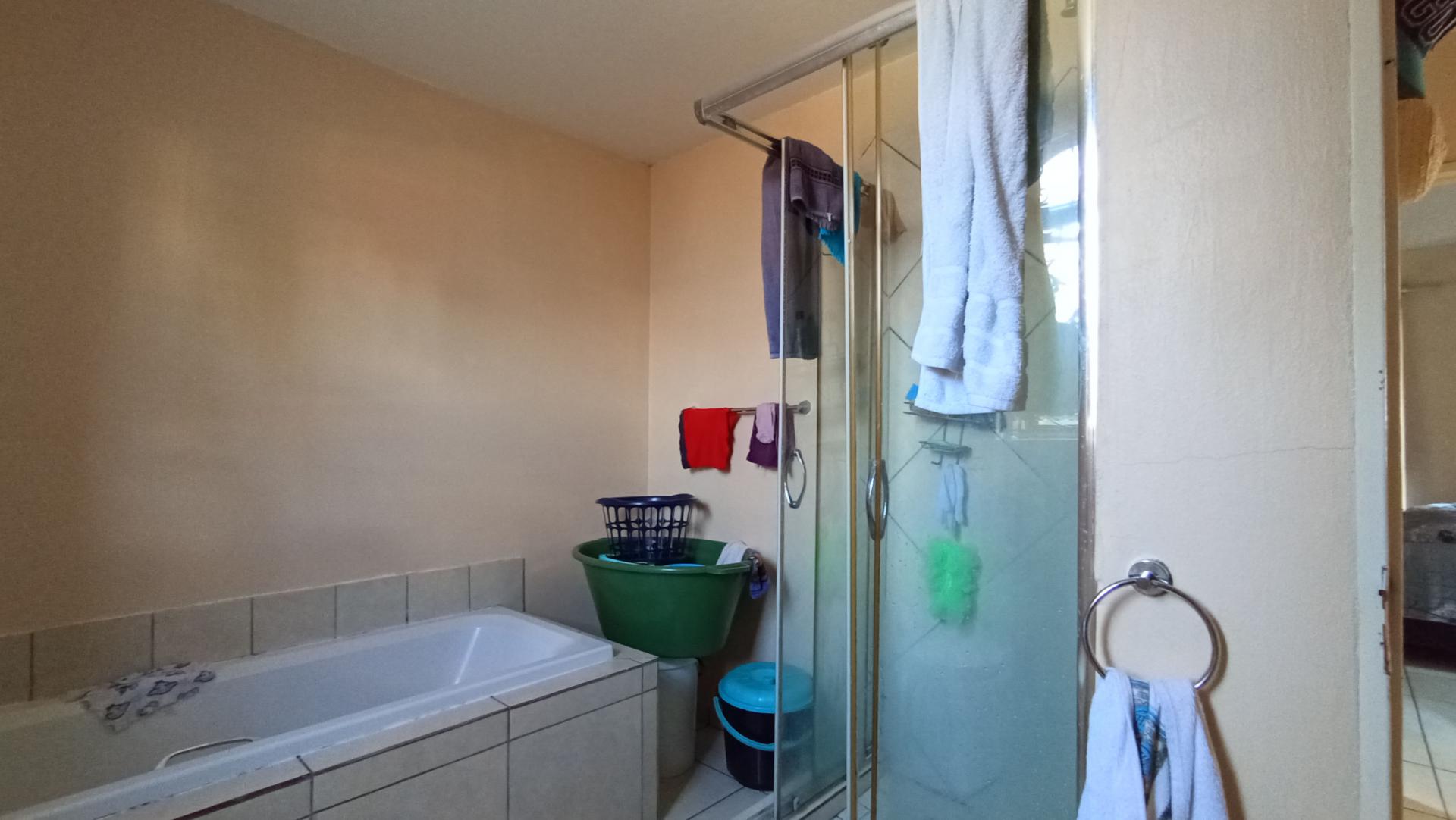 Bathroom 1 - 8 square meters of property in Windsor