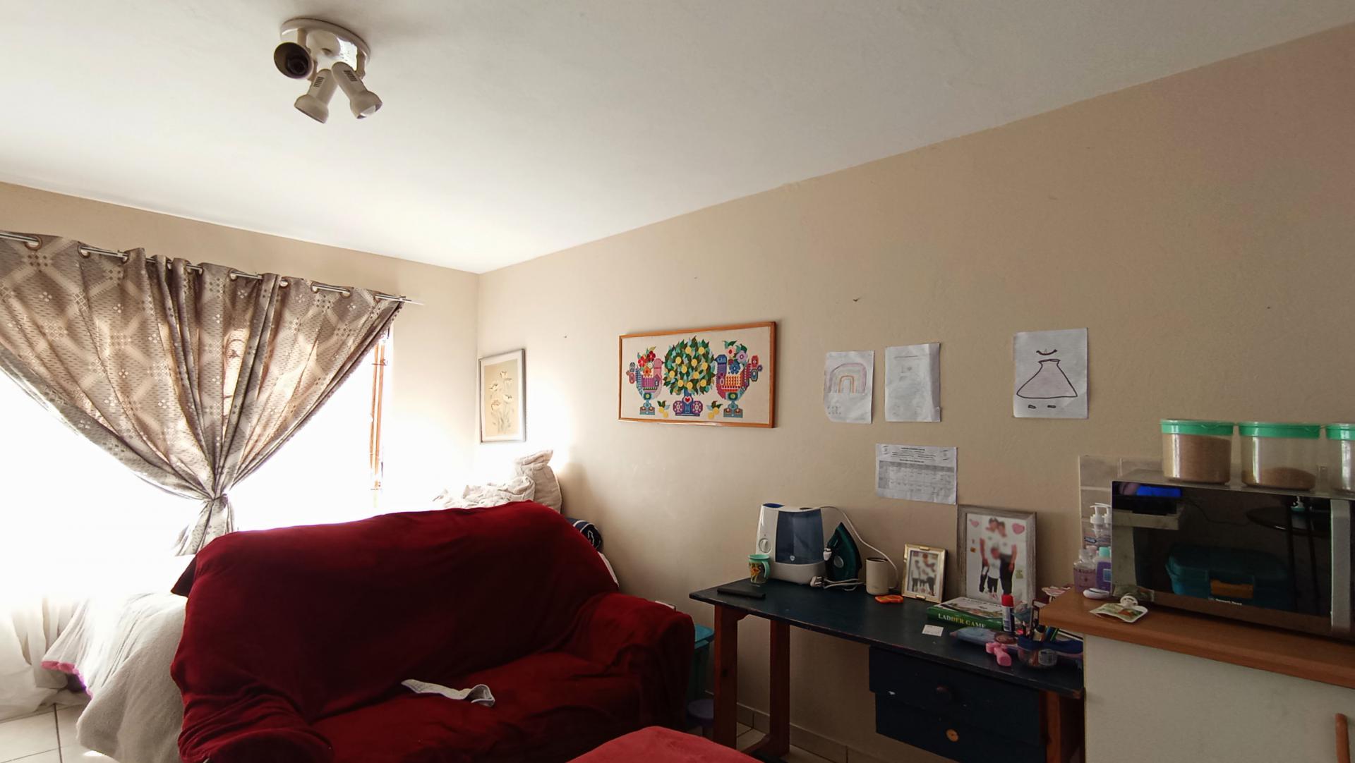 Lounges - 17 square meters of property in Windsor