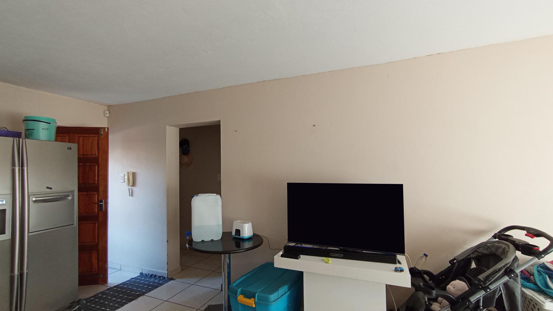 Lounges - 17 square meters of property in Windsor