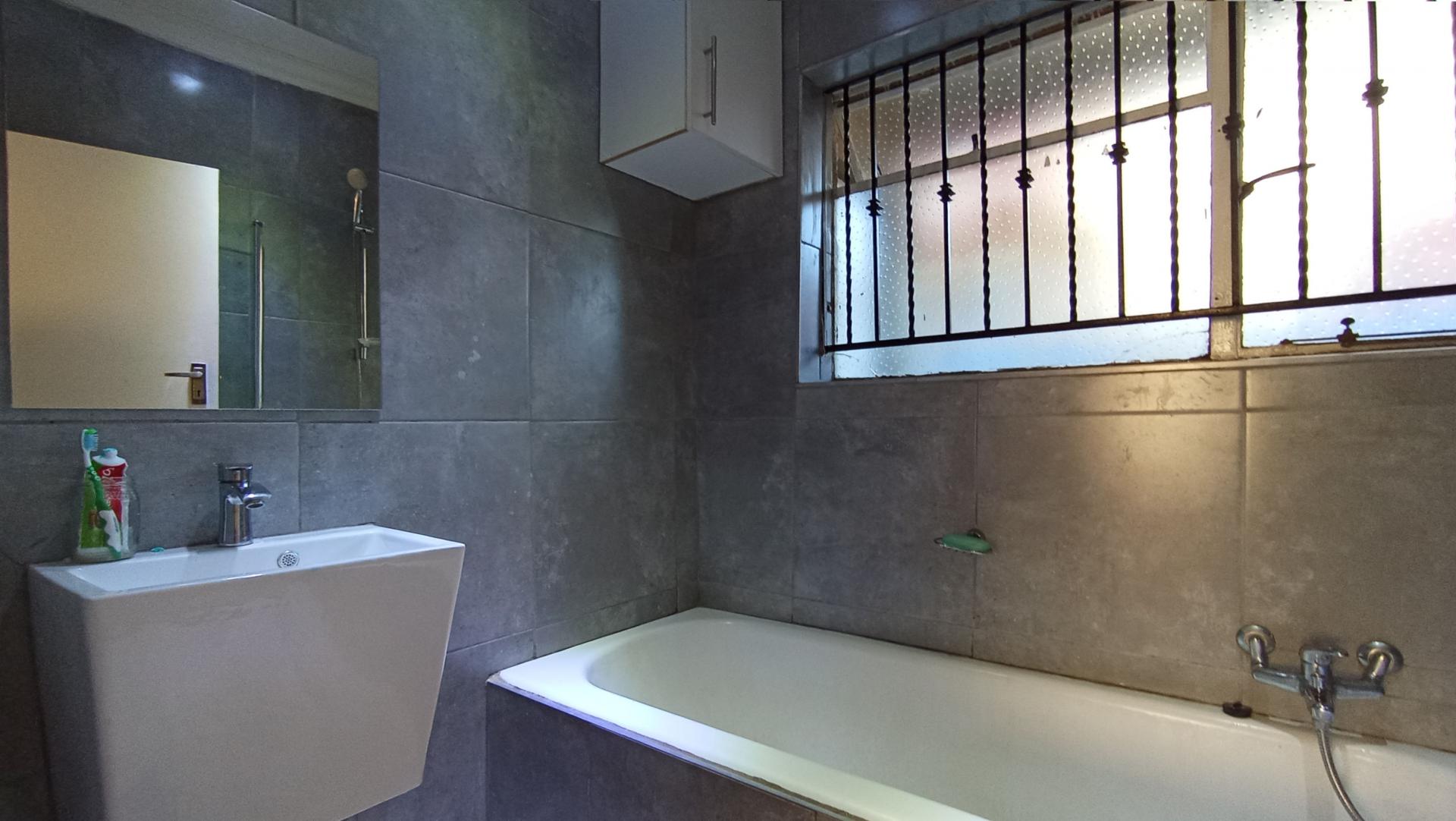 Bathroom 1 - 12 square meters of property in Montgomery Park