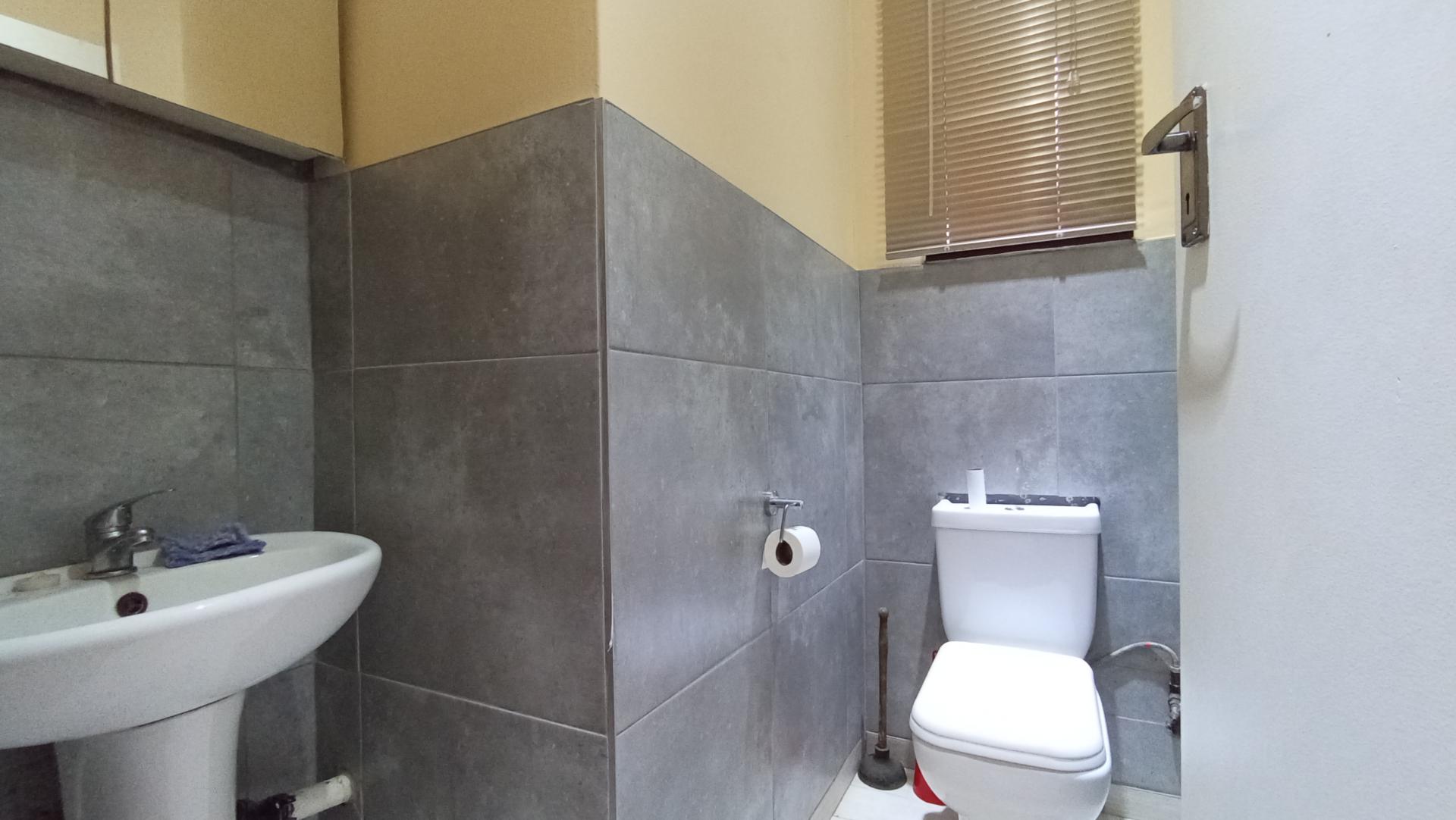 Bathroom 2 - 3 square meters of property in Montgomery Park
