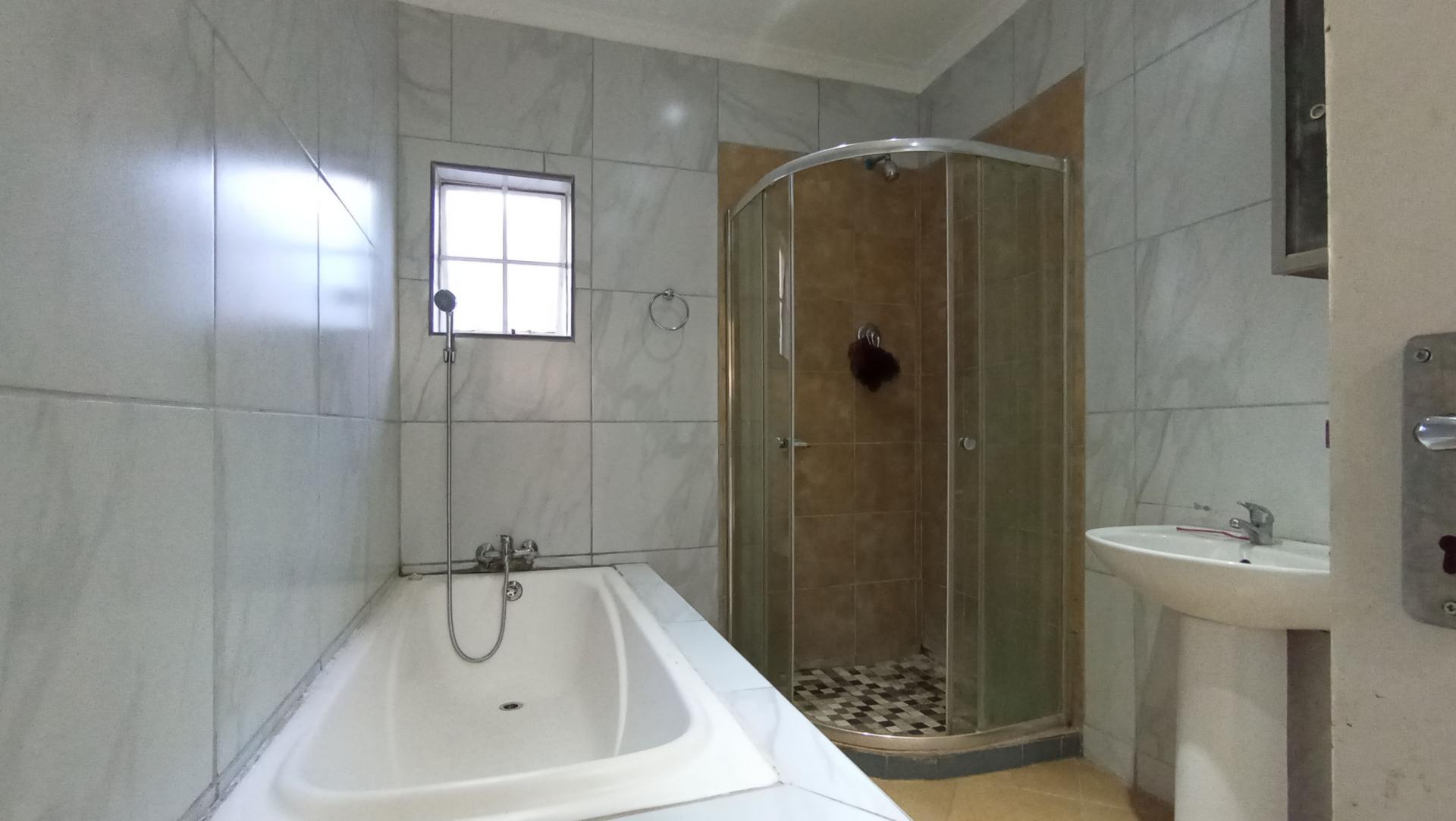 Bathroom 3+ - 12 square meters of property in Montgomery Park