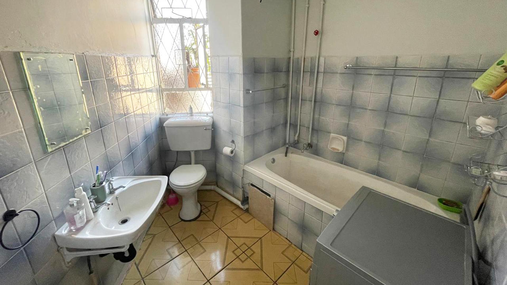 Bathroom 1 of property in Johannesburg Central