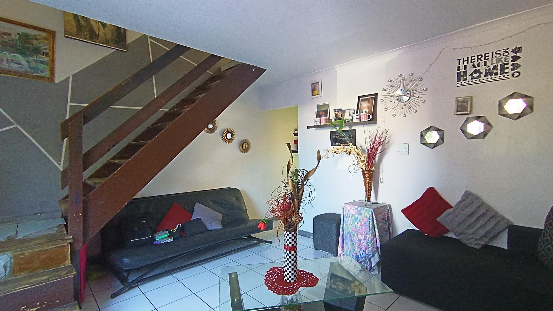 Lounges - 18 square meters of property in Avondale