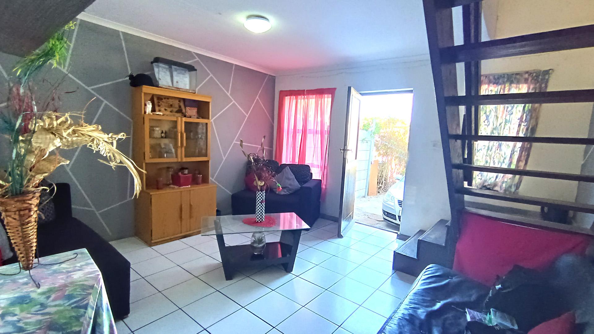 Lounges - 18 square meters of property in Avondale