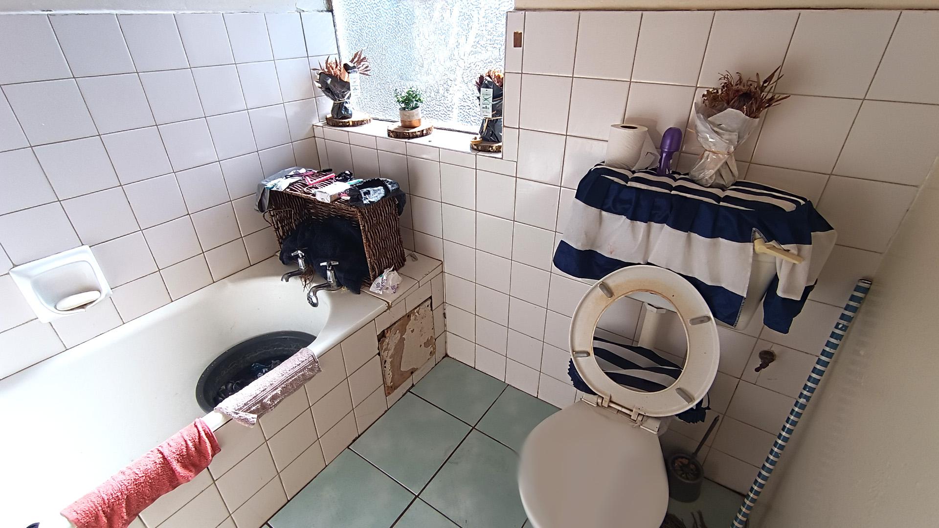 Bathroom 1 - 4 square meters of property in Wesfleur