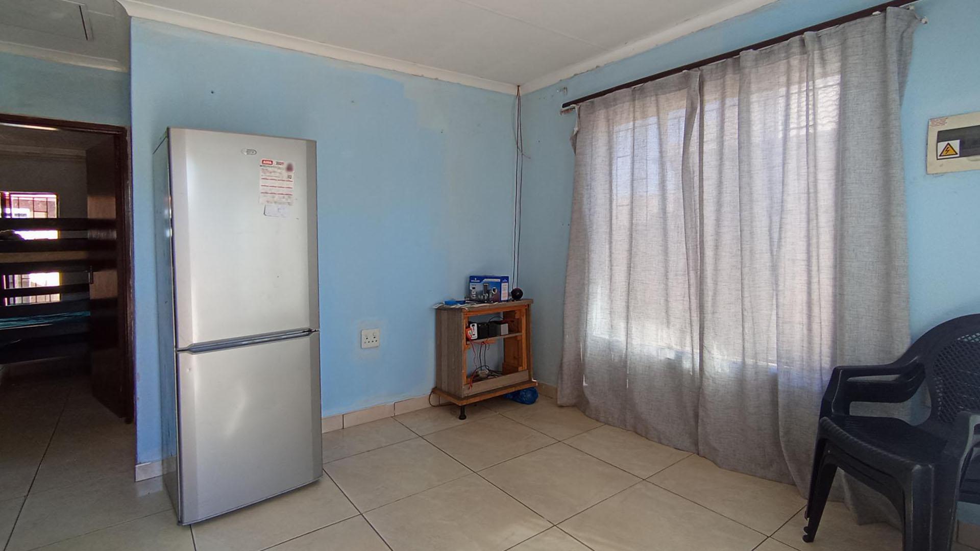 Lounges - 13 square meters of property in Soshanguve East