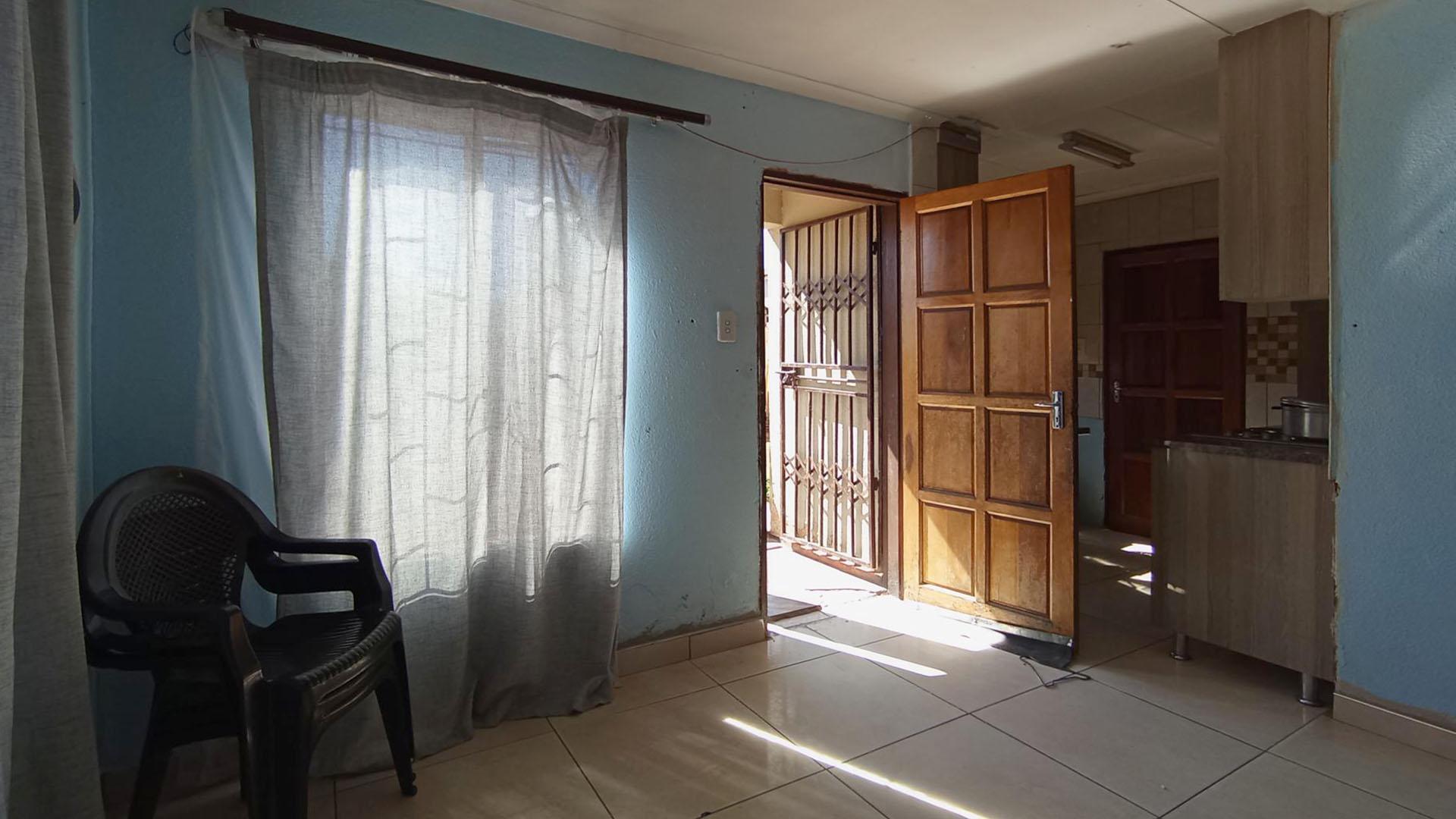 Lounges - 13 square meters of property in Soshanguve East