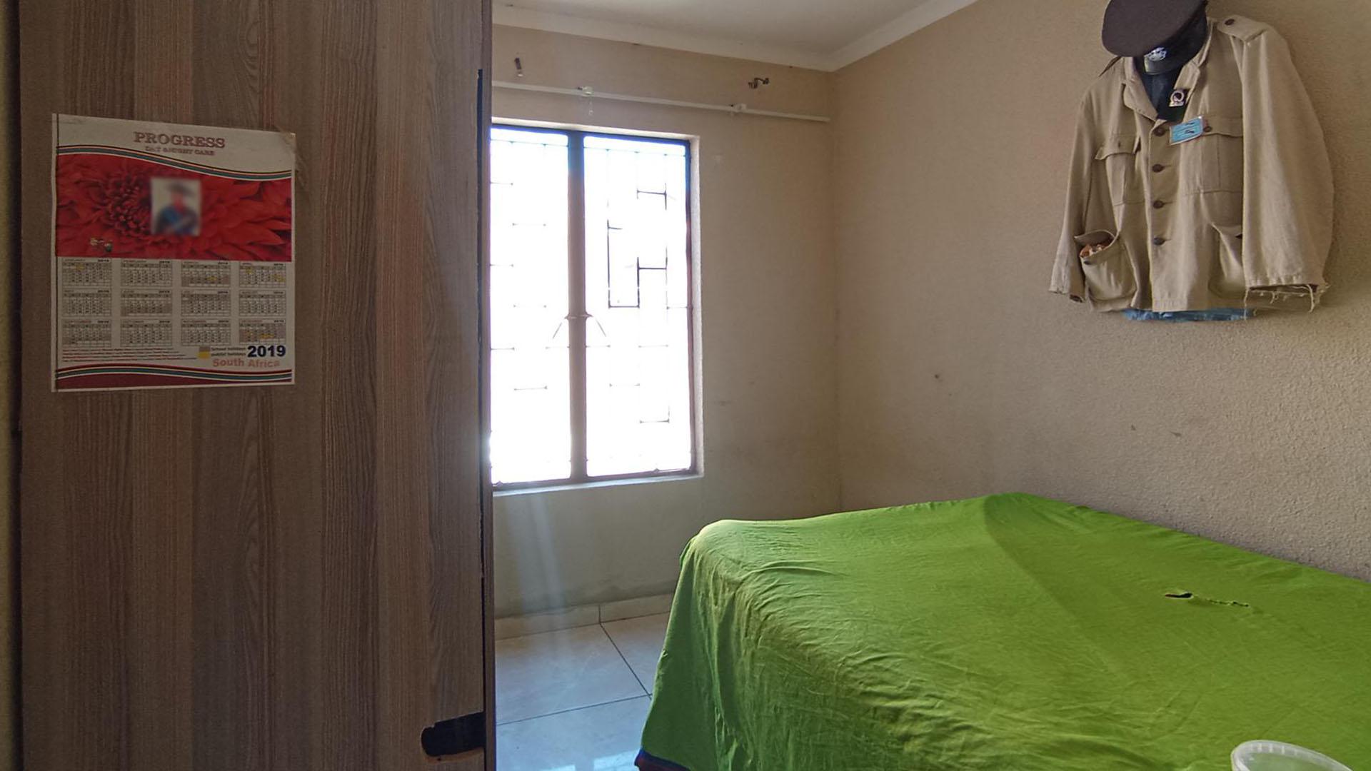 Bed Room 1 - 9 square meters of property in Soshanguve East