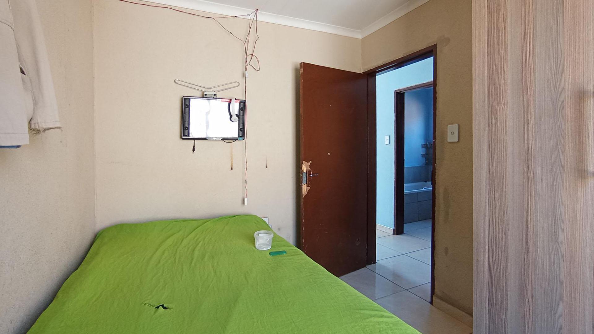 Bed Room 1 - 9 square meters of property in Soshanguve East