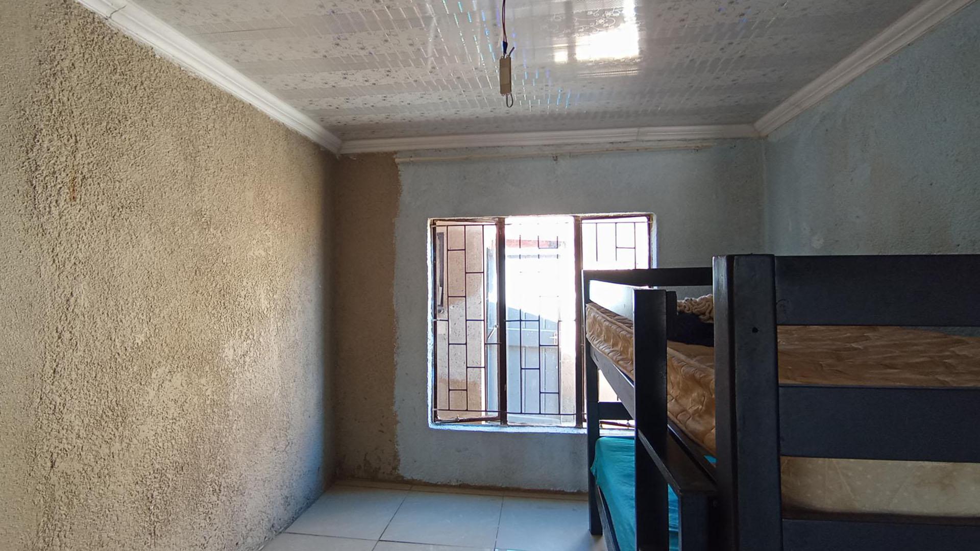 Bed Room 2 - 14 square meters of property in Soshanguve East