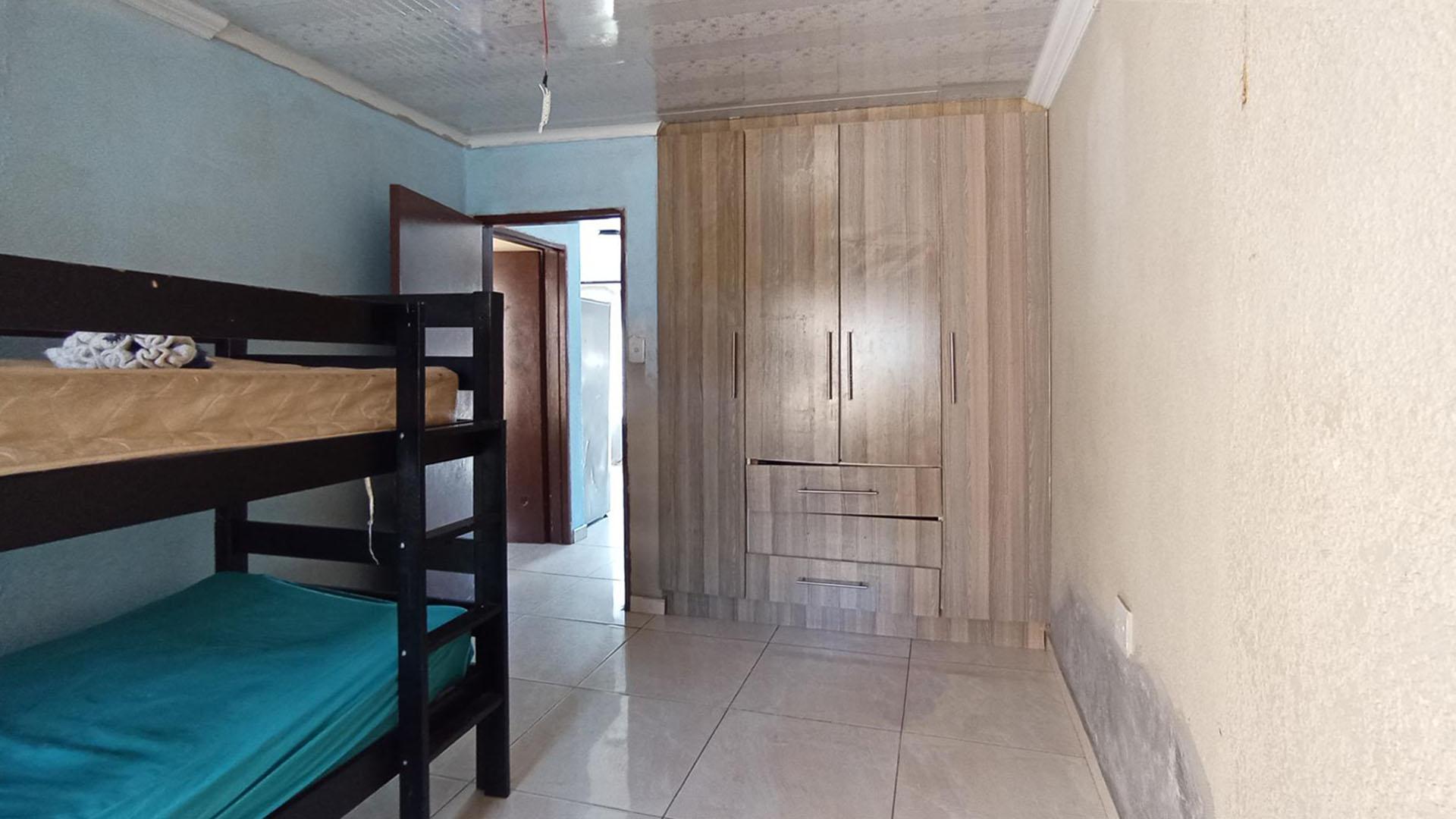 Bed Room 2 - 14 square meters of property in Soshanguve East