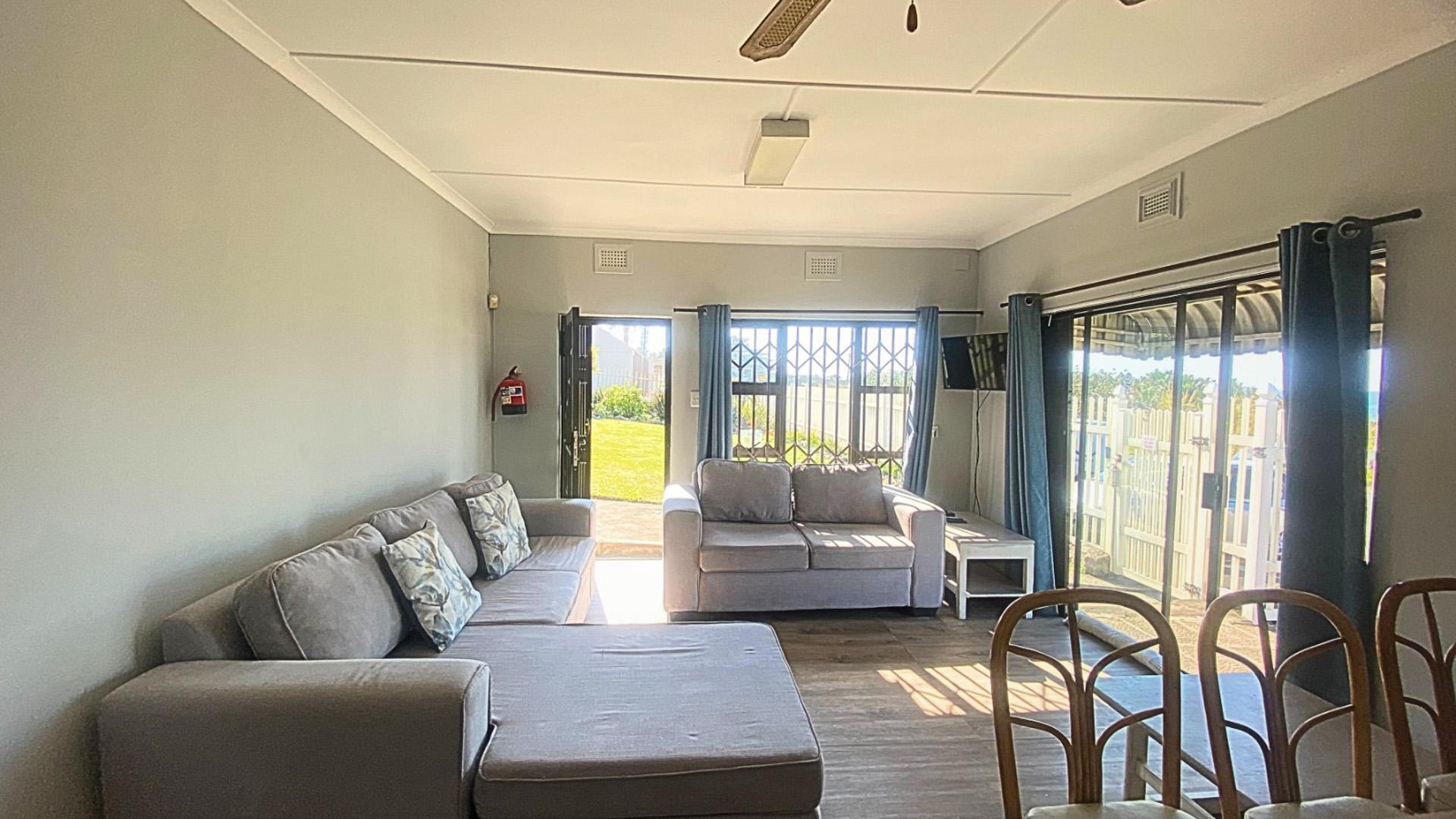 Lounges of property in Uvongo