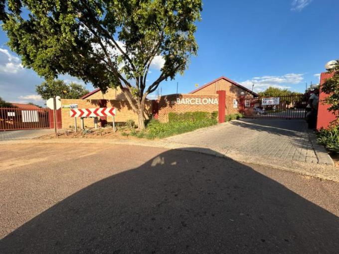 2 Bedroom Apartment to Rent in The Reeds - Property to rent - MR685220