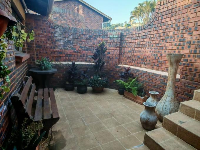 3 Bedroom Apartment for Sale For Sale in Amanzimtoti  - MR685260