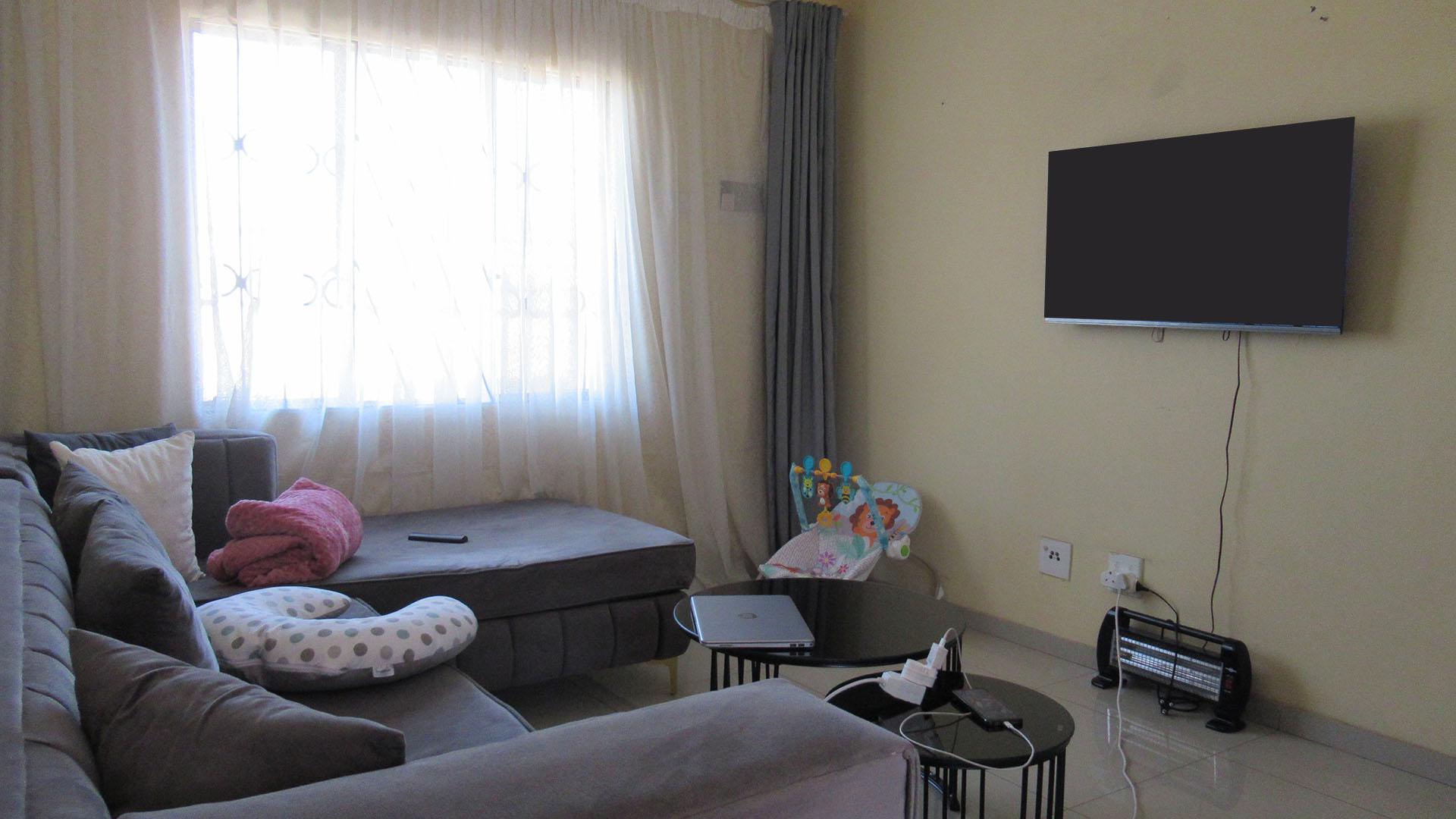 Lounges - 7 square meters of property in Jabulani