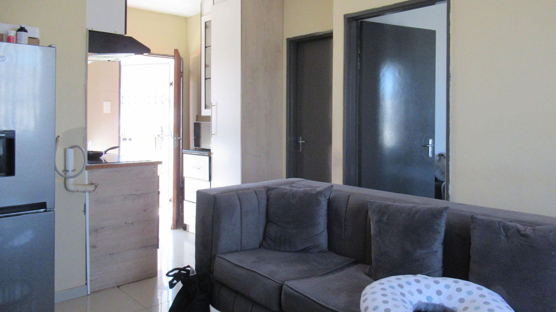 Lounges - 7 square meters of property in Jabulani