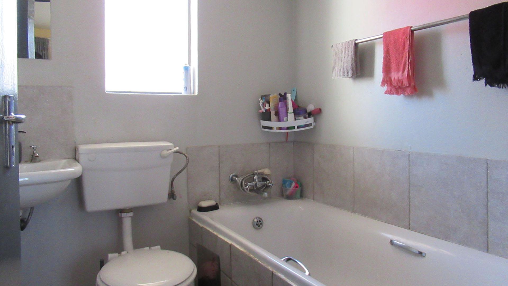 Bathroom 1 - 3 square meters of property in Jabulani