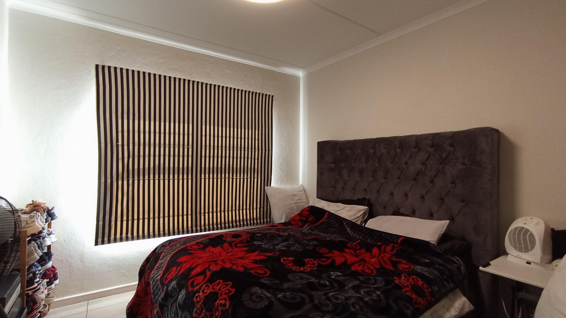 Main Bedroom - 16 square meters of property in Sundowner