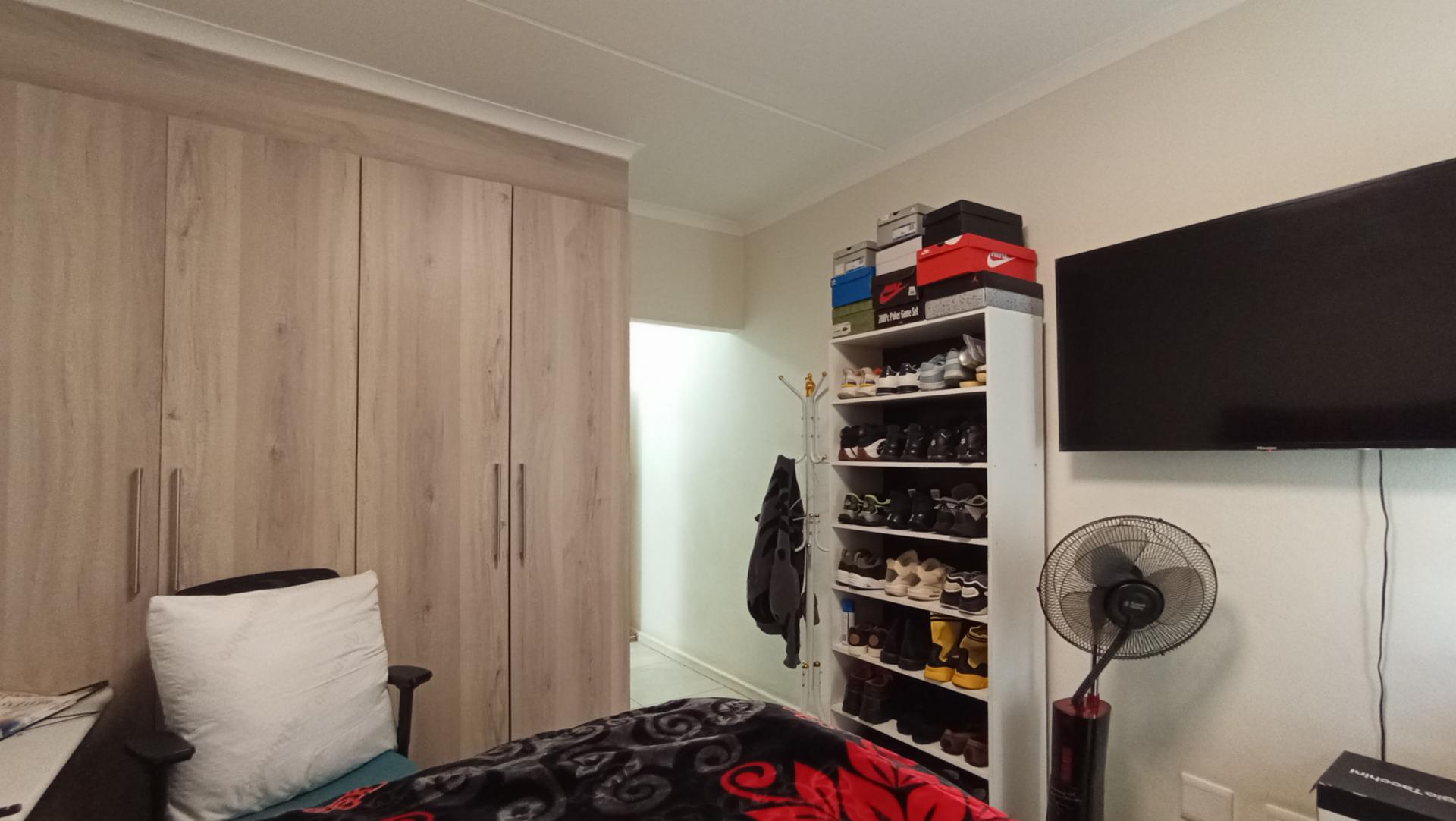 Main Bedroom - 16 square meters of property in Sundowner