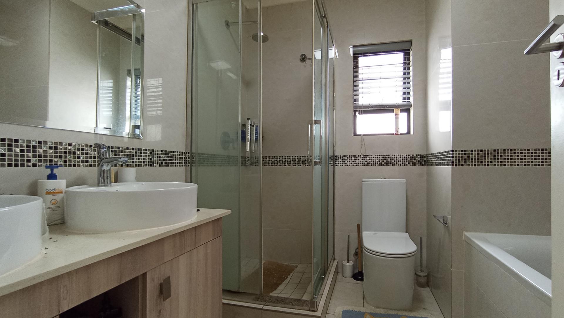 Main Bathroom - 7 square meters of property in Sundowner