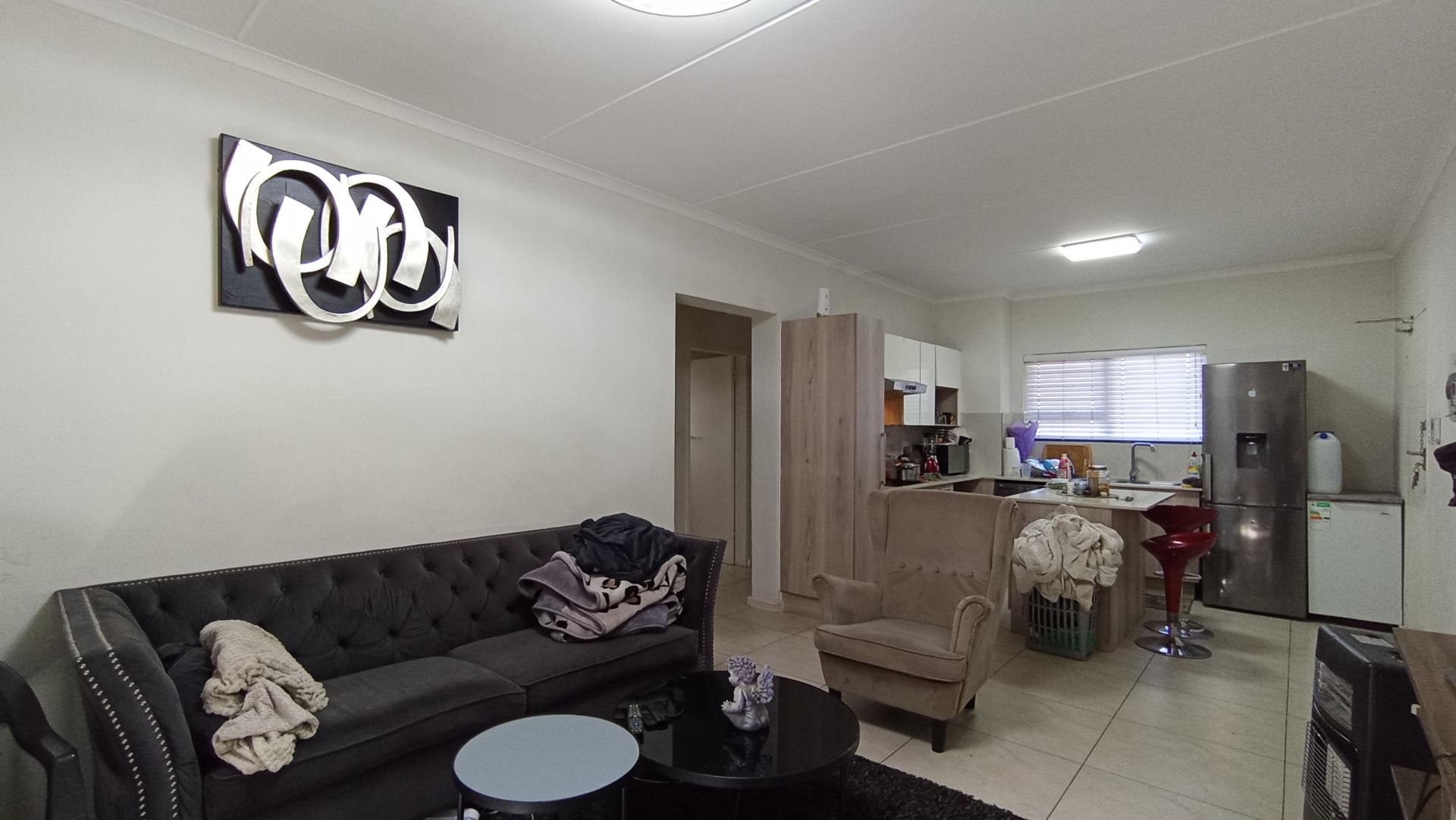 Lounges - 16 square meters of property in Sundowner