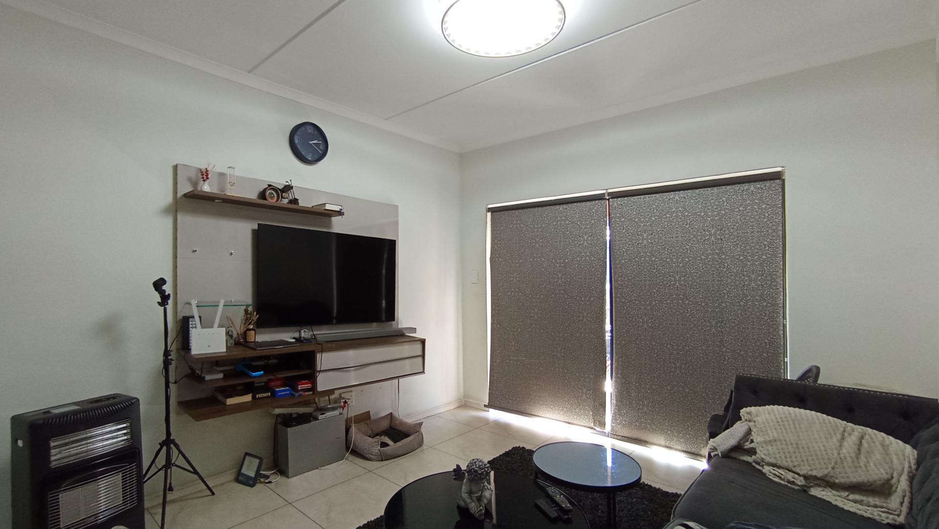 Lounges - 16 square meters of property in Sundowner