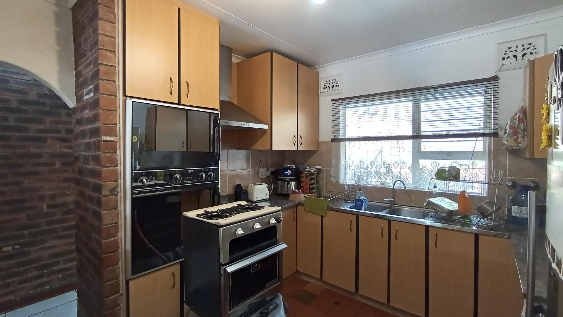 Kitchen - 29 square meters of property in Amanzimtoti 