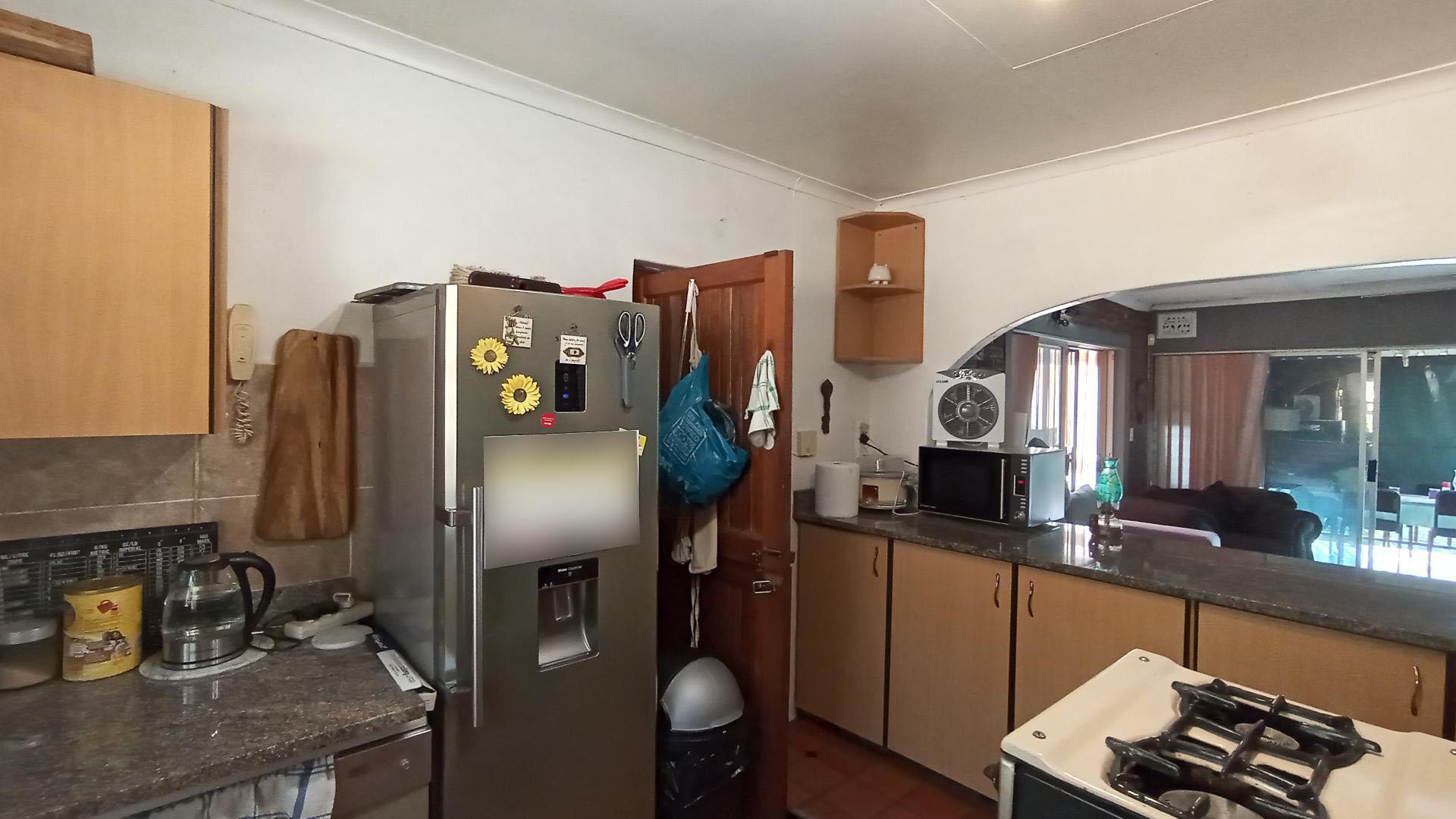 Kitchen - 29 square meters of property in Amanzimtoti 