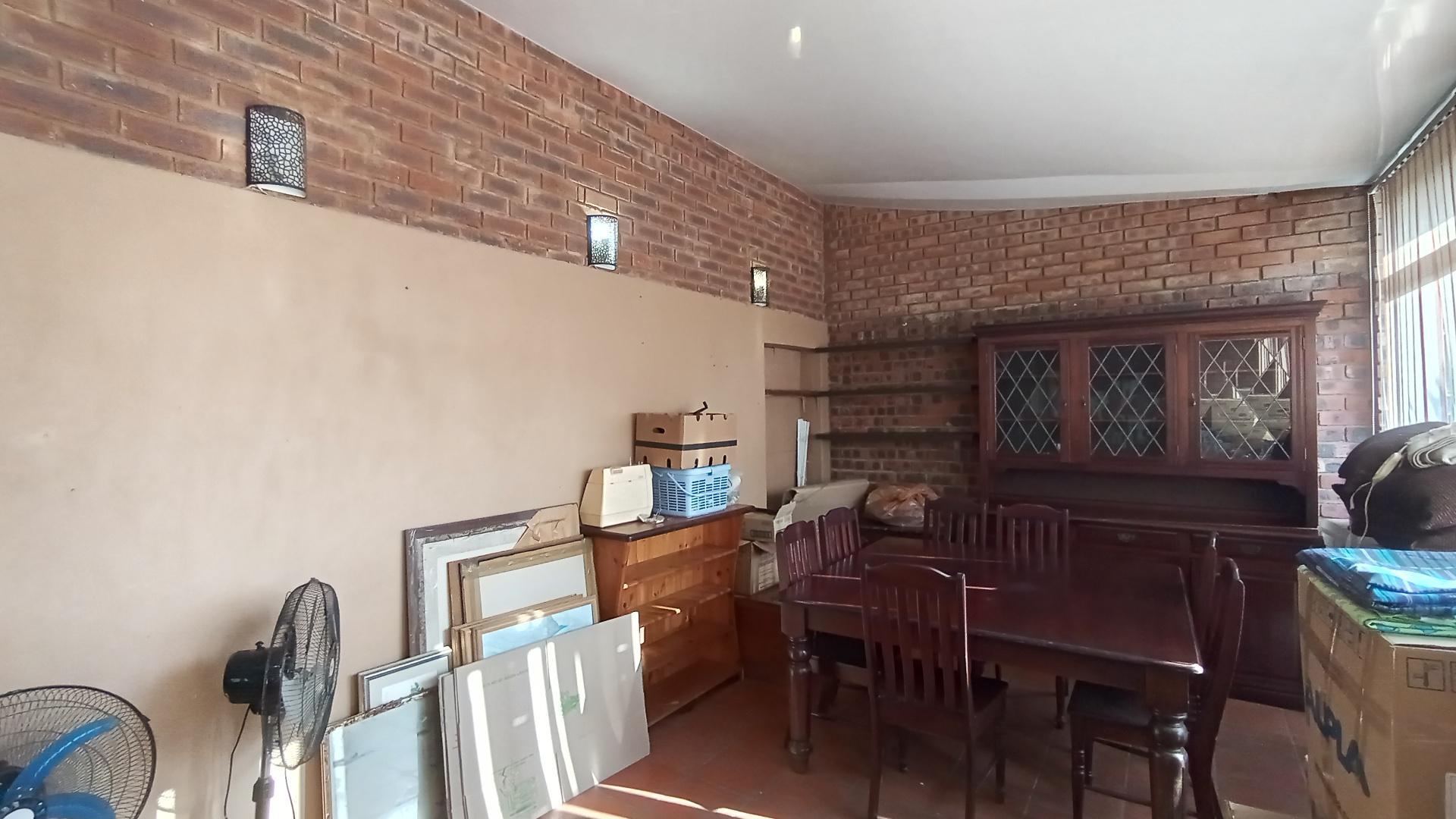 Dining Room - 22 square meters of property in Amanzimtoti 